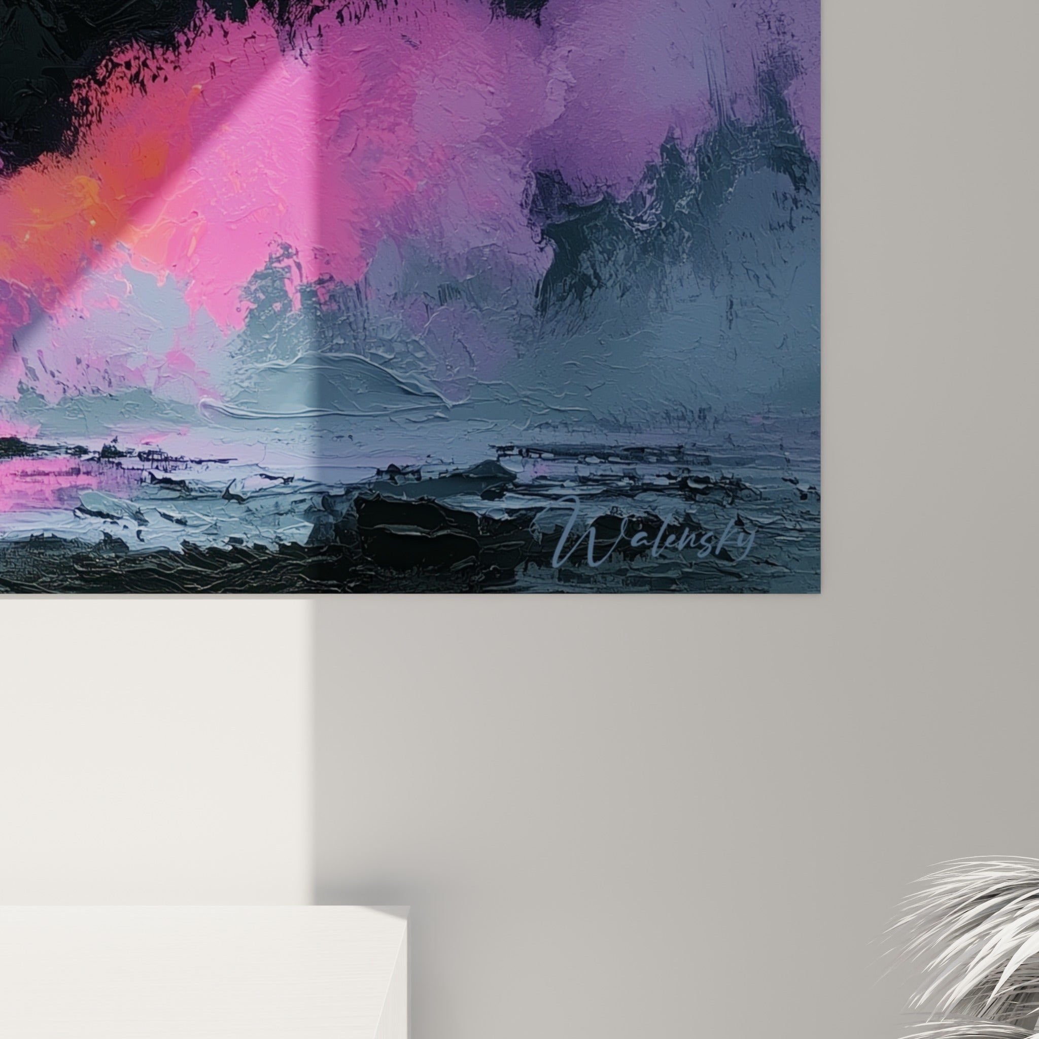 Matière épaisse et texturée où le jaune doré se mêle au rose fuchsia sur fond anthracite strié