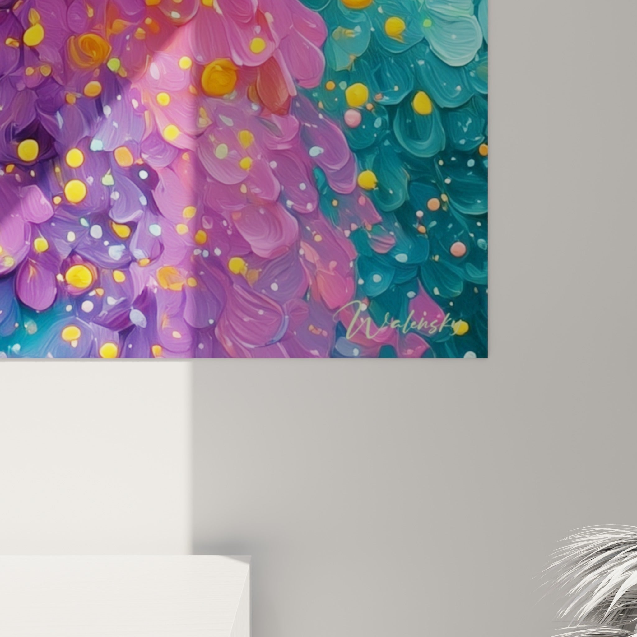 Matière épaisse de peinture violette et orangée, coulures et empâtements visibles au grain texturé de la toile