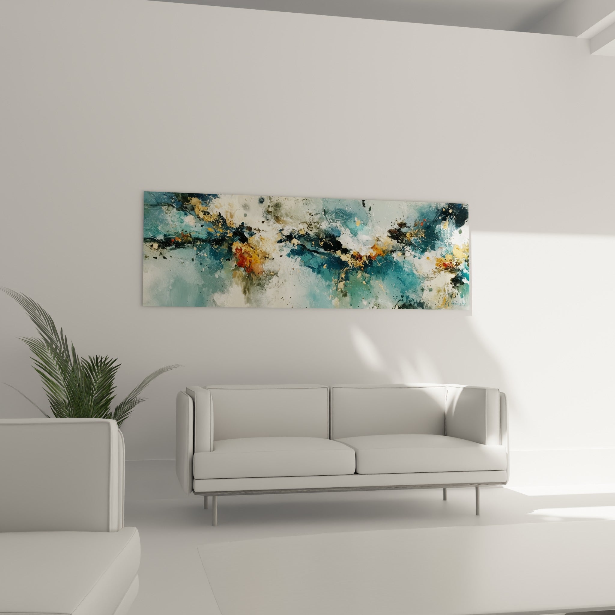 Œuvre bleu marine et ambre aux reflets dorés, au-dessus d'un canapé dans un salon lumineux