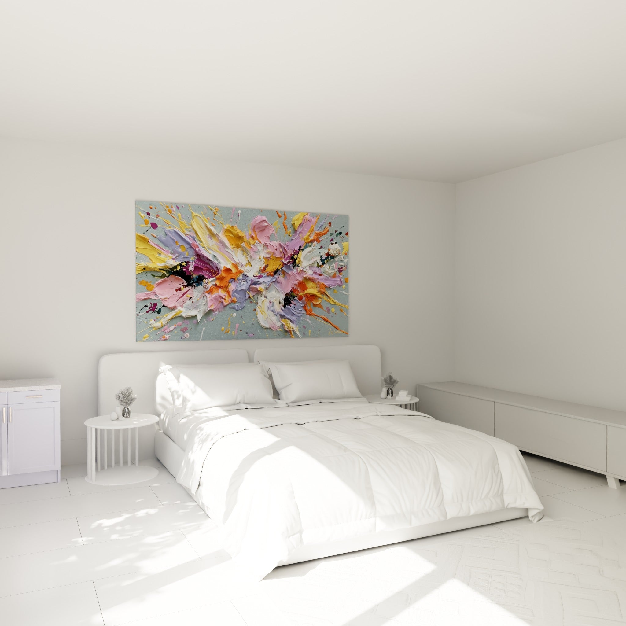 Bouquet éclaté en touches roses et violettes accroché au-dessus d'un lit dans une chambre claire