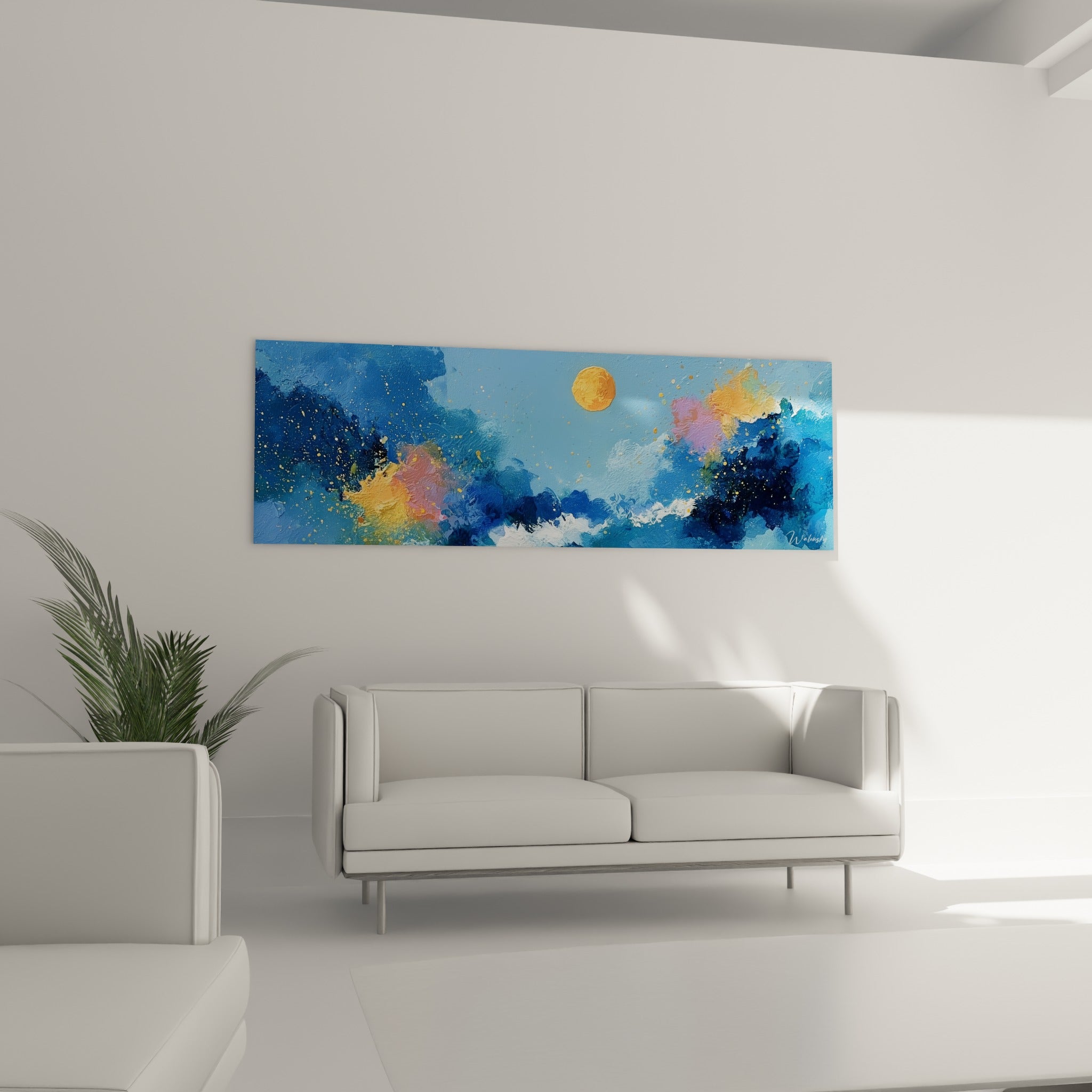 Ciel bleu ciel traversé d'éclats dorés et roses, œuvre accrochée au-dessus d'un canapé dans un salon lumineux