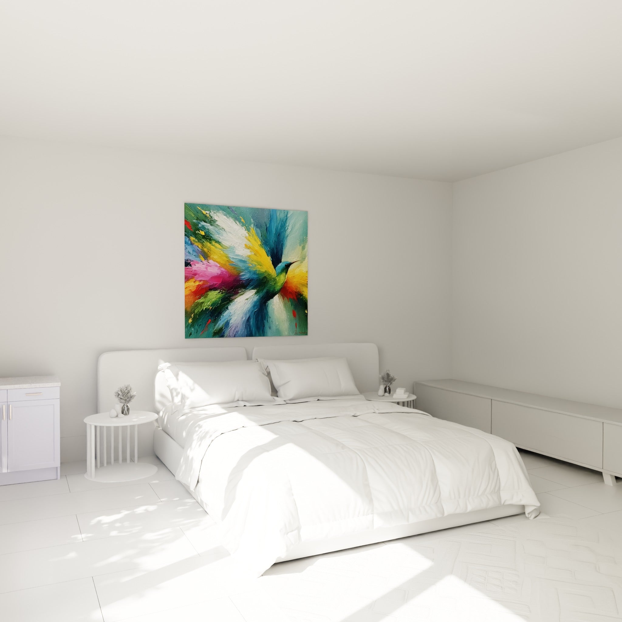 Envol coloré d'un colibri turquoise et jaune, œuvre suspendue au-dessus d'un lit dans une chambre claire
