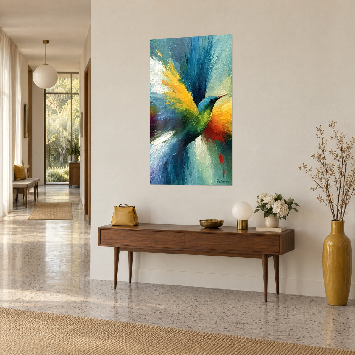 Tableau oiseau-mouche vert pomme au bec fin, ailes jaune safran et bleu profond, peinture épaisse, au bout d'un couloir avec console en bois
