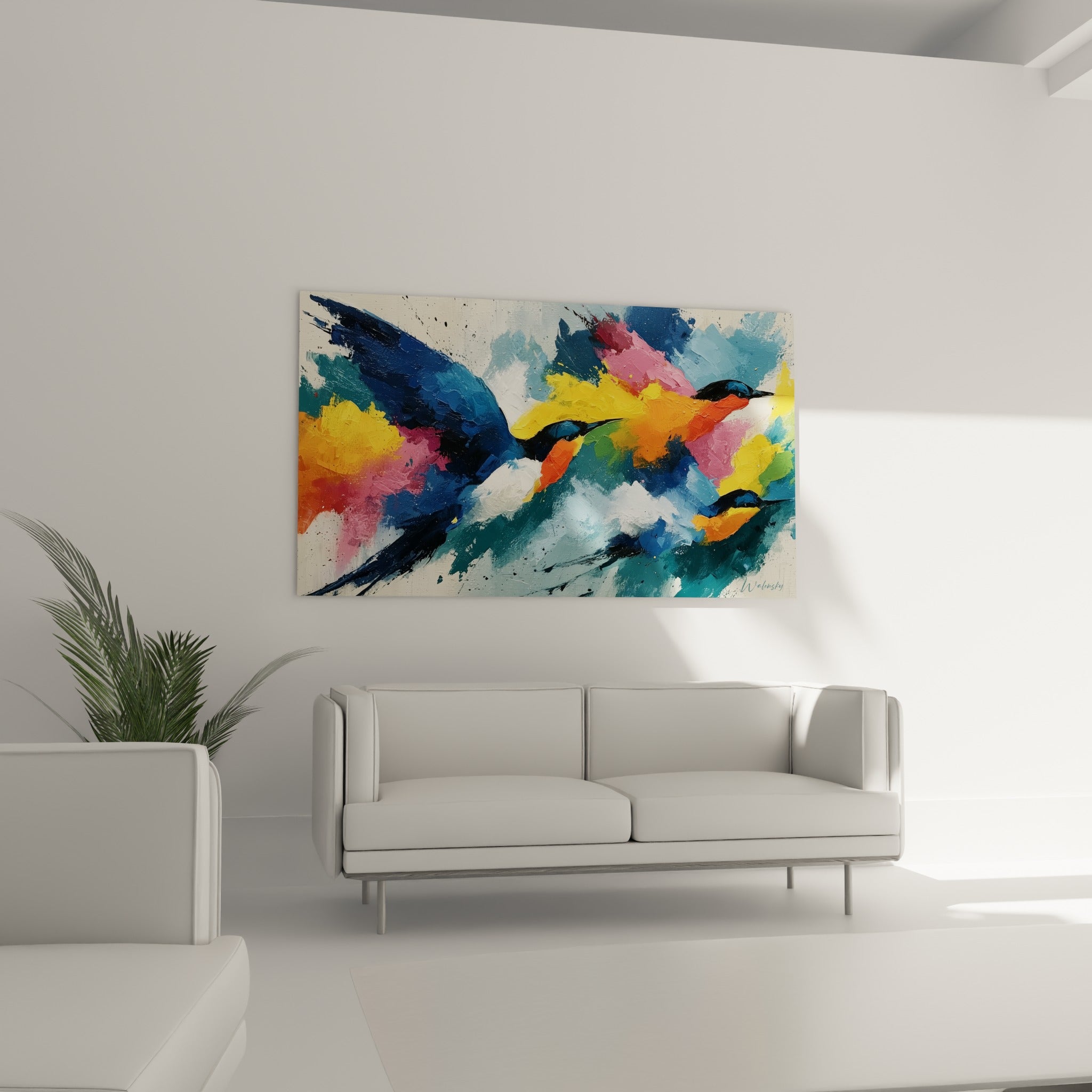 Silhouettes d'oiseaux bleu et orange vif traversant une toile expressive au-dessus d'un canapé dans un salon lumineux