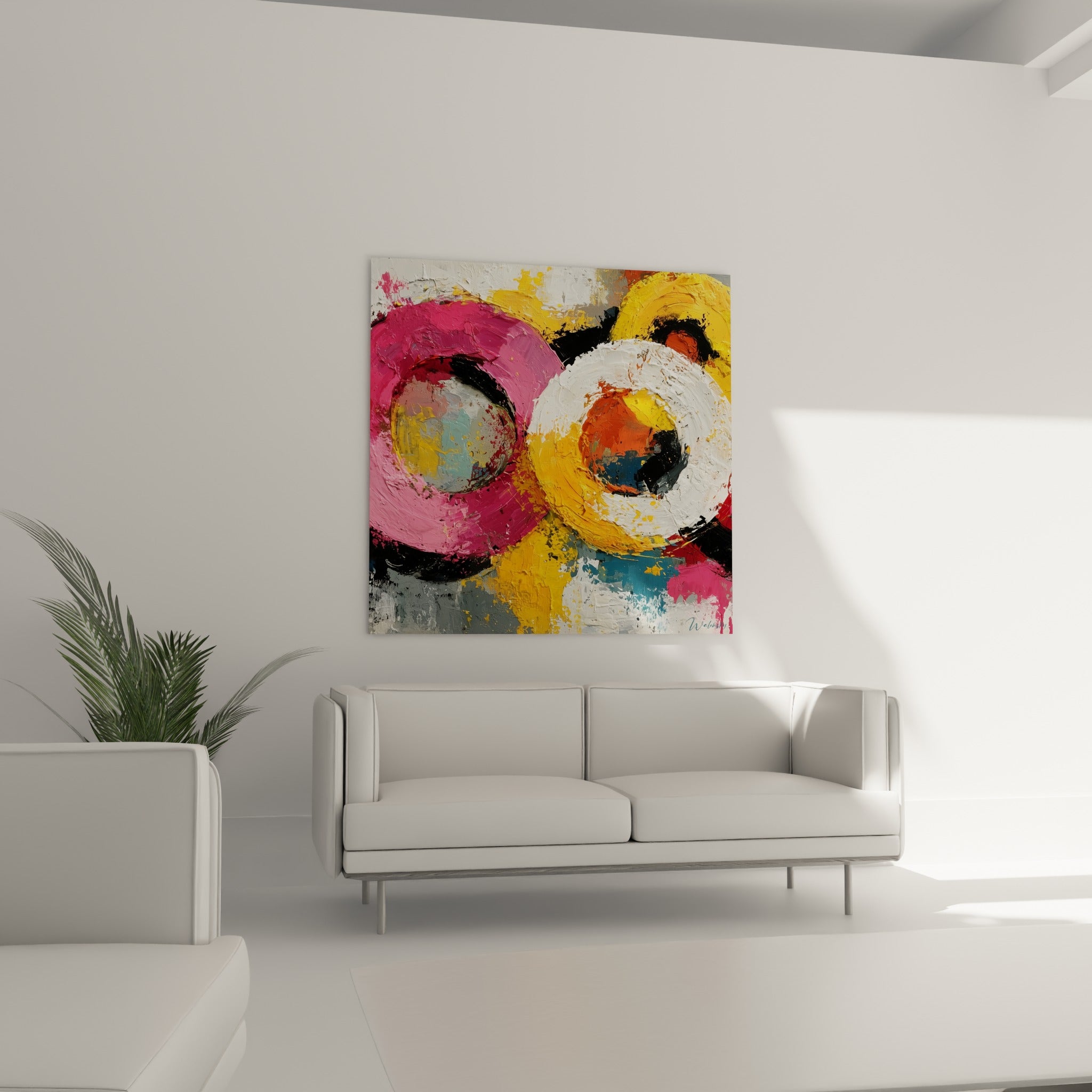 Composition circulaire fuchsia et jaune moutarde suspendue au-dessus d'un canapé dans un salon lumineux