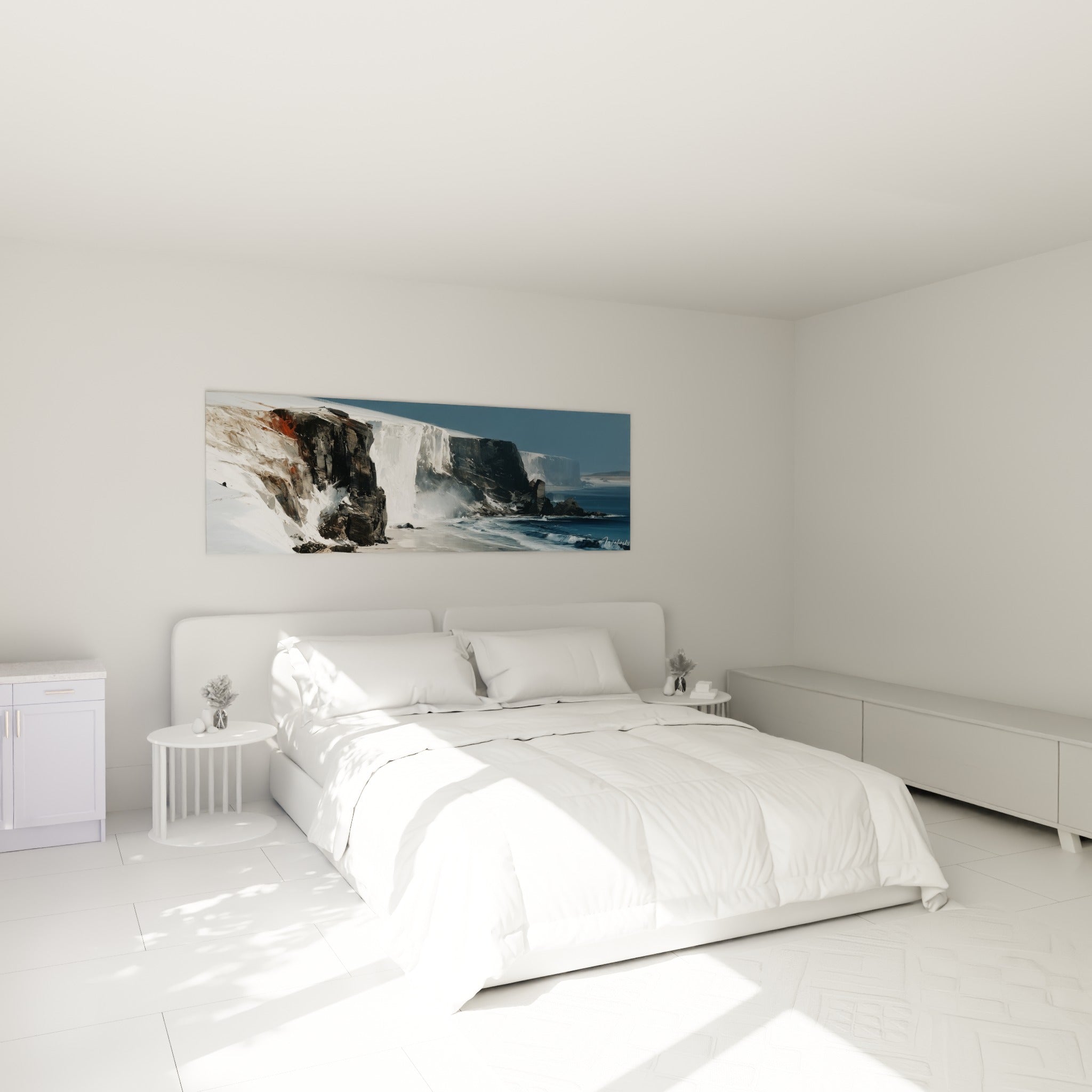 Falaises noires enneigées et vagues turquoise au-dessus d'un lit dans une chambre claire