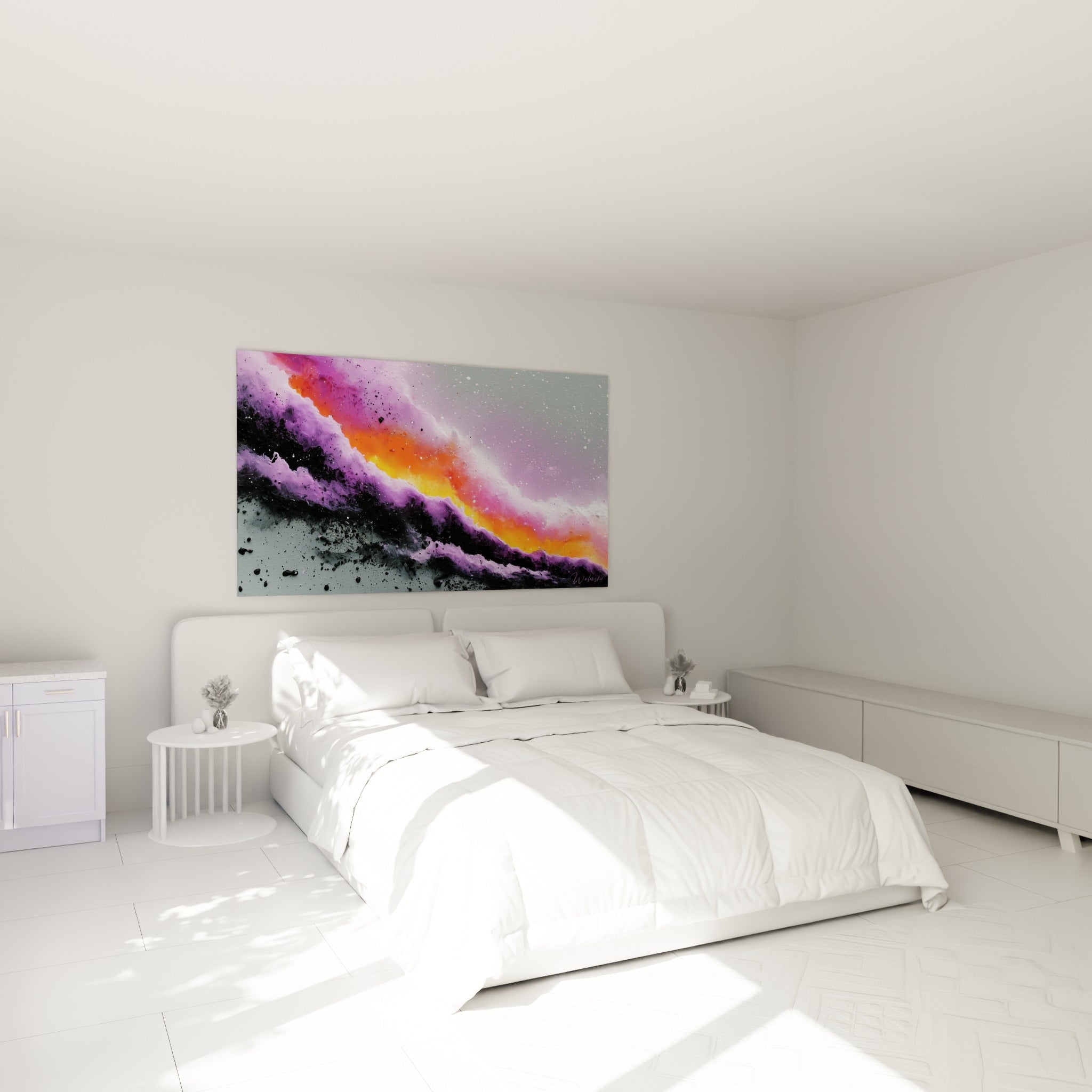 Coulée orange et violette en mouvement diagonal accrochée au-dessus d'un lit dans une chambre claire