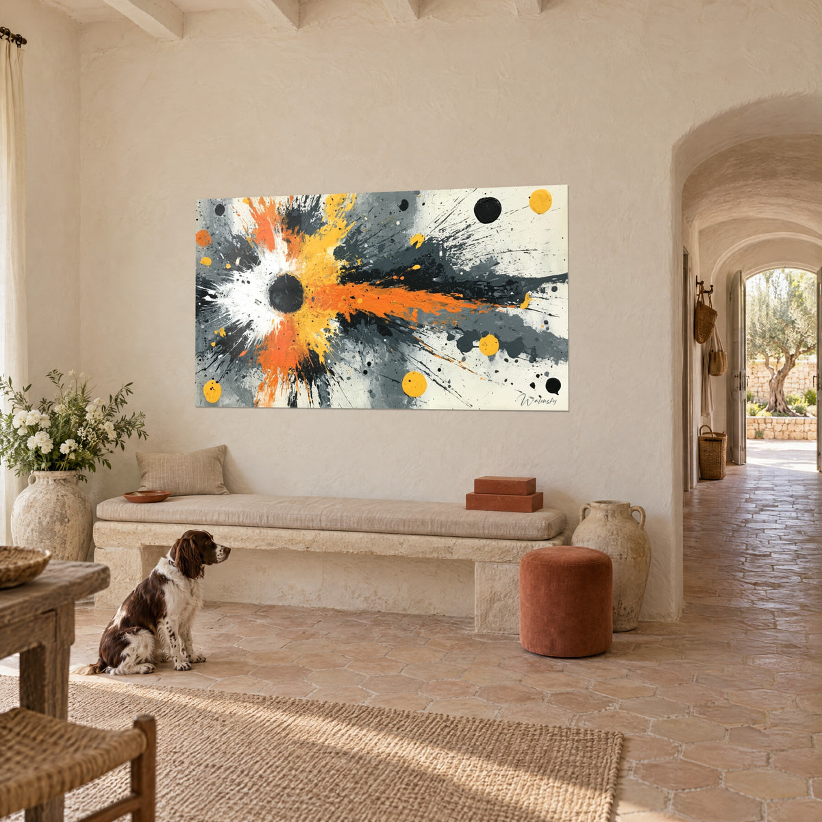 Tableau explosion de peinture orange et jaune autour d'un disque noir, fond ivoire, mur blanc d'un mas provençal