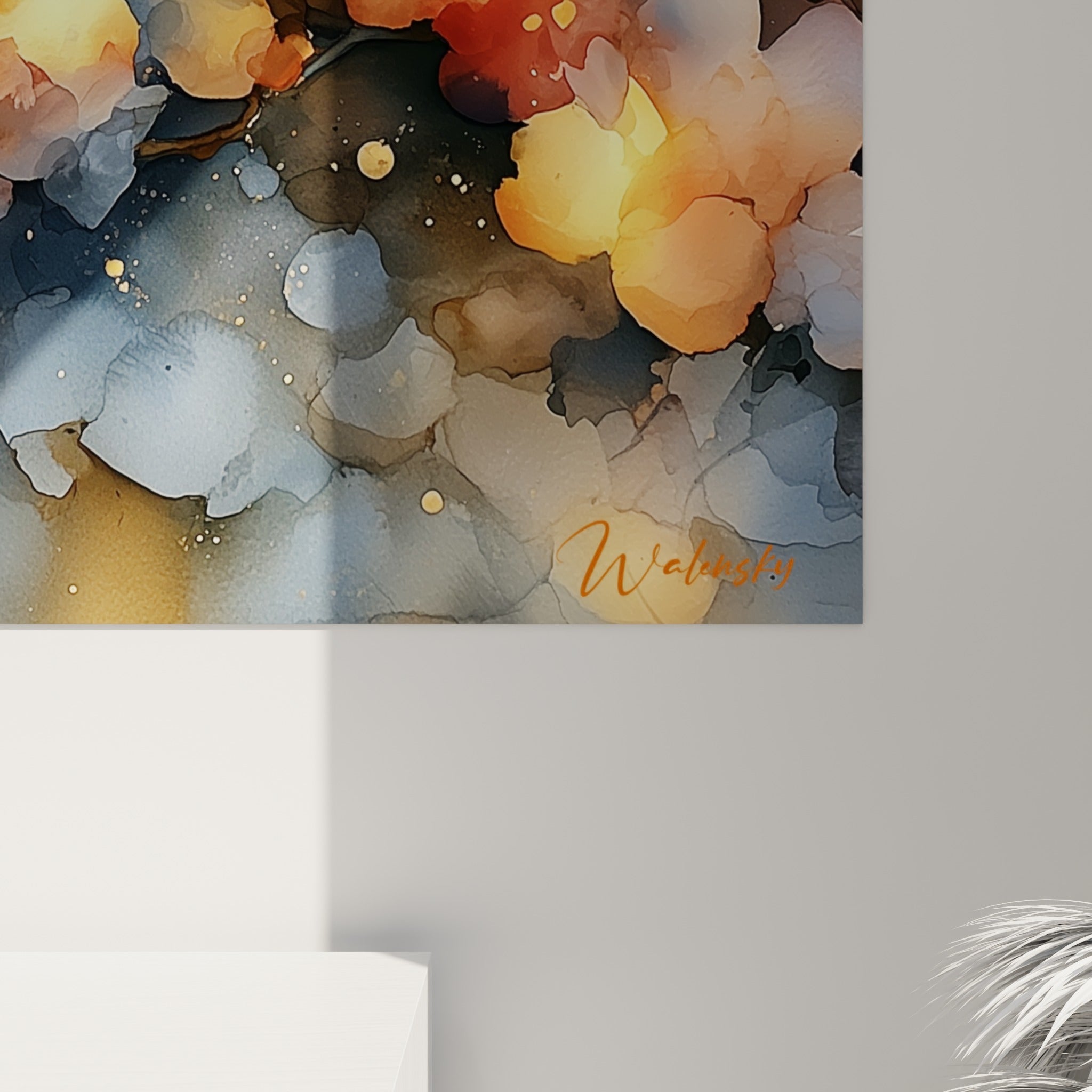 Détail des empâtements aquarellés dorés et gris, coulures et gouttes d'encre sur pétales lumineux