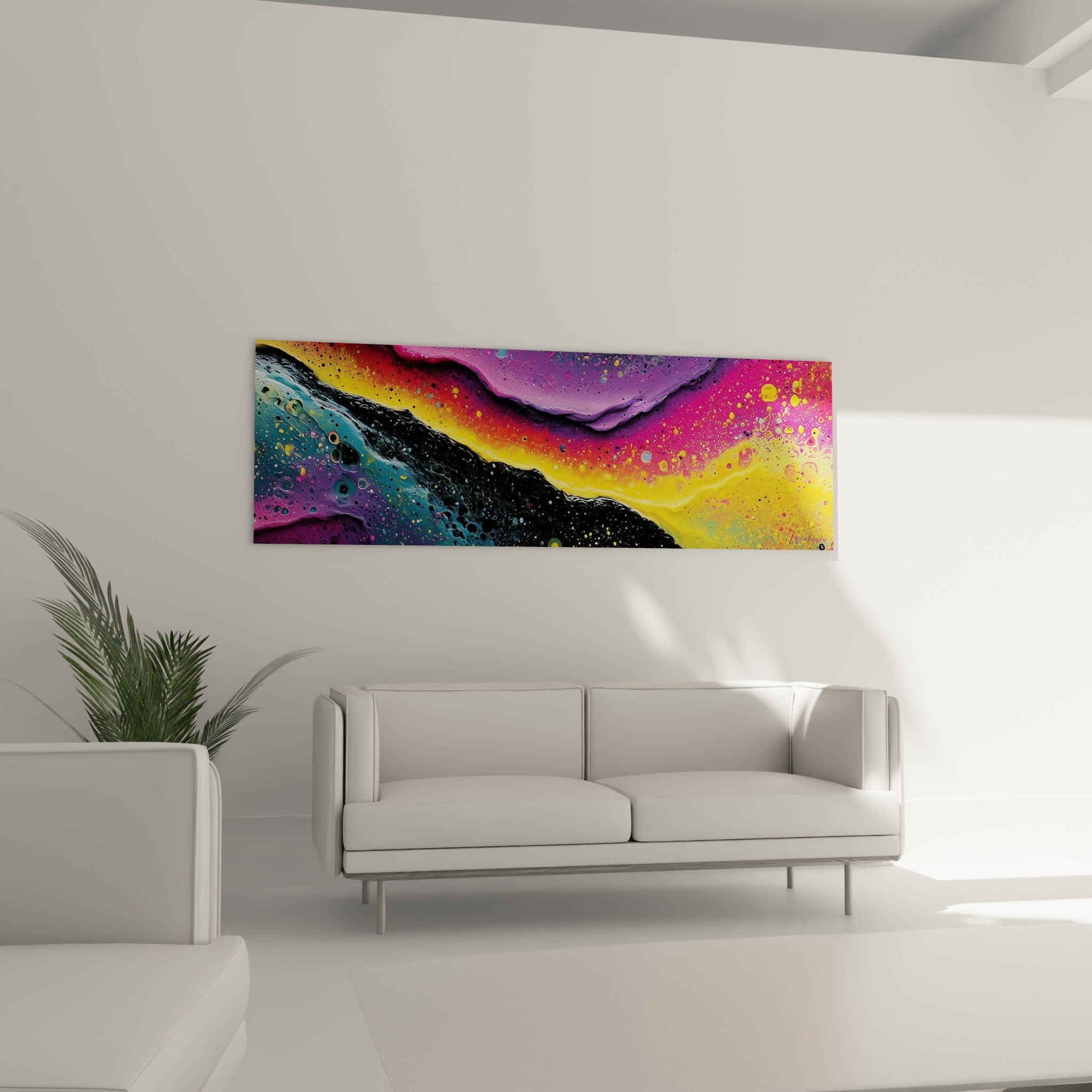 Éclats dorés et roses sur fond noir de ce tableau style Peinture abstrait au-dessus d'un canapé dans un salon lumineux