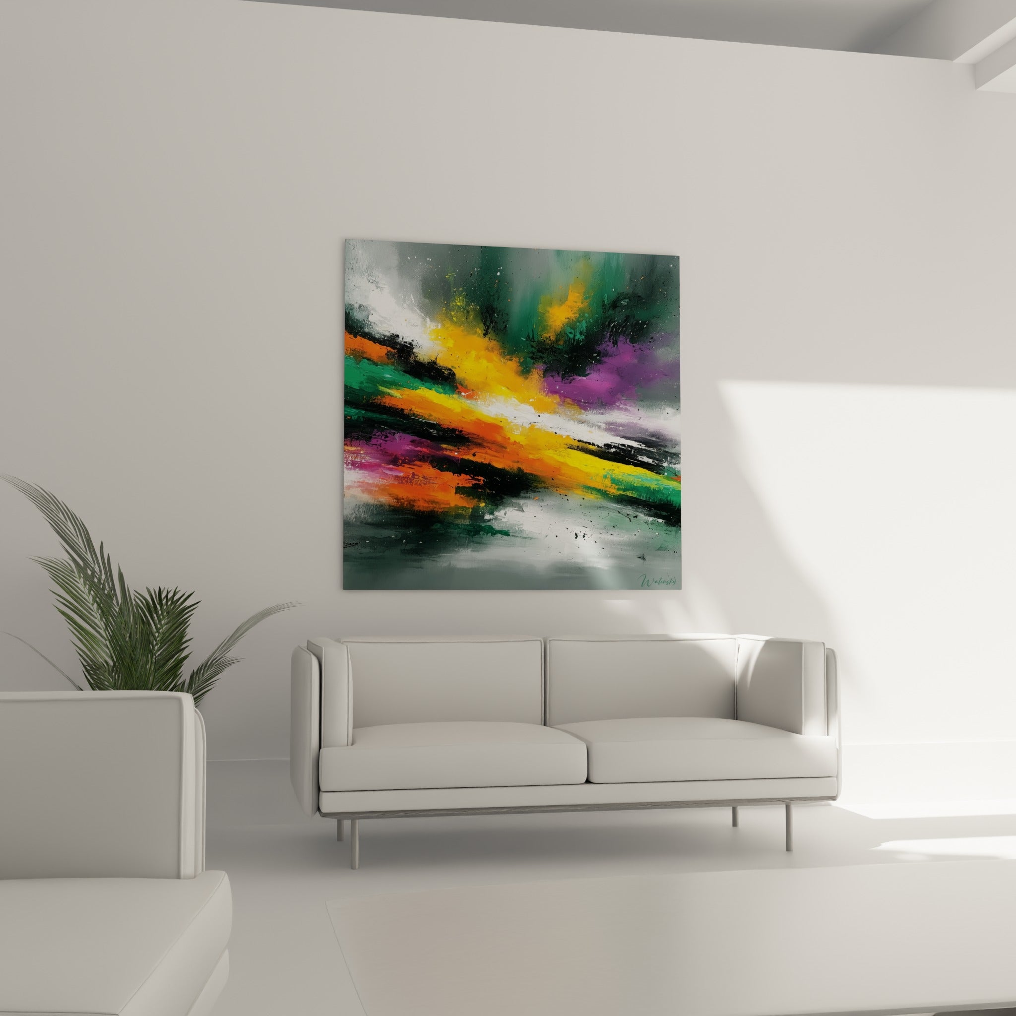 Composition violette et dorée d'une œuvre abstraite au-dessus d'un canapé dans un salon lumineux