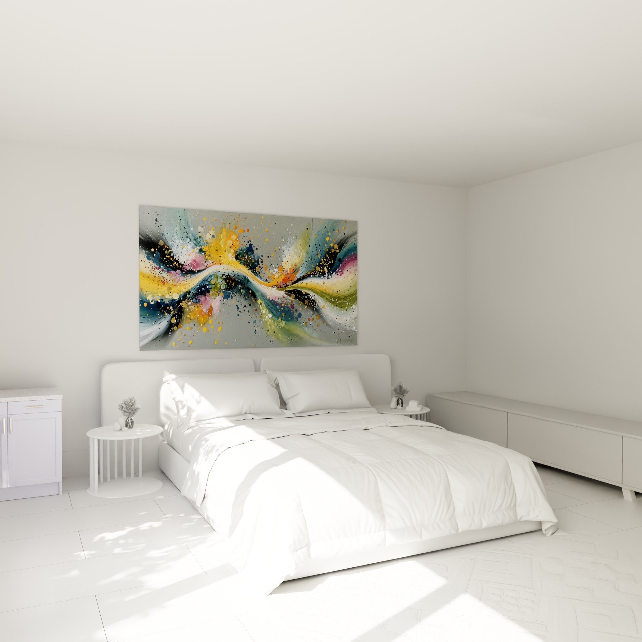 Éclaboussures dorées et bleu marine d'une peinture abstraite au-dessus d'un lit dans une chambre claire