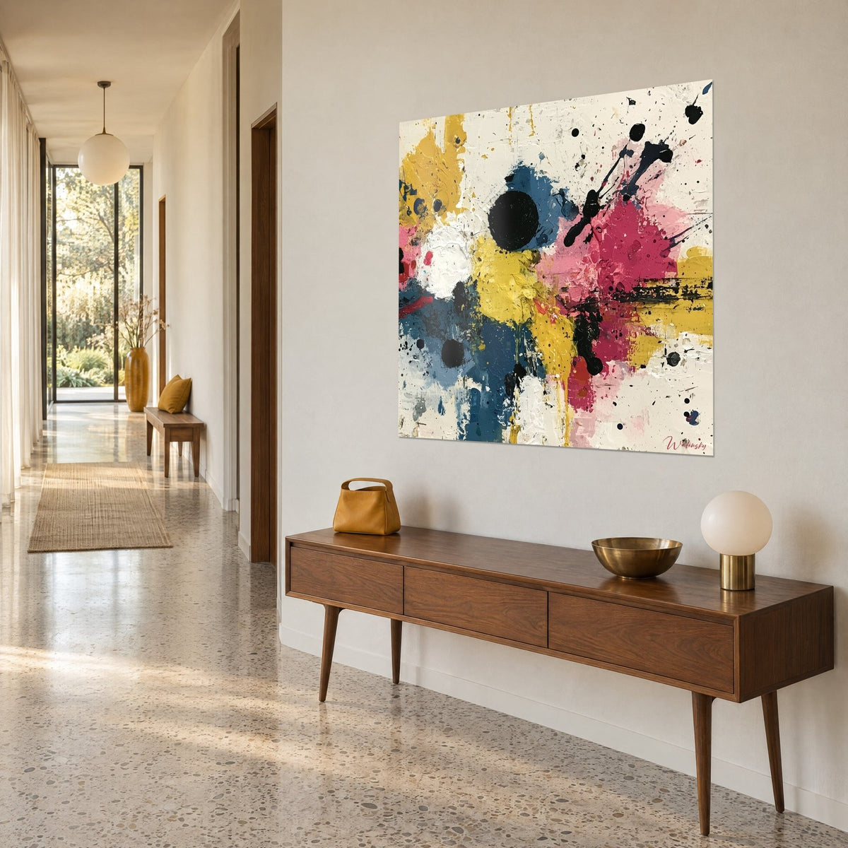 Quadro pittura astratta con colature dorate, macchie rosa vivo e cerchi neri su fondo crema, parete di un corridoio con pavimento in parquet