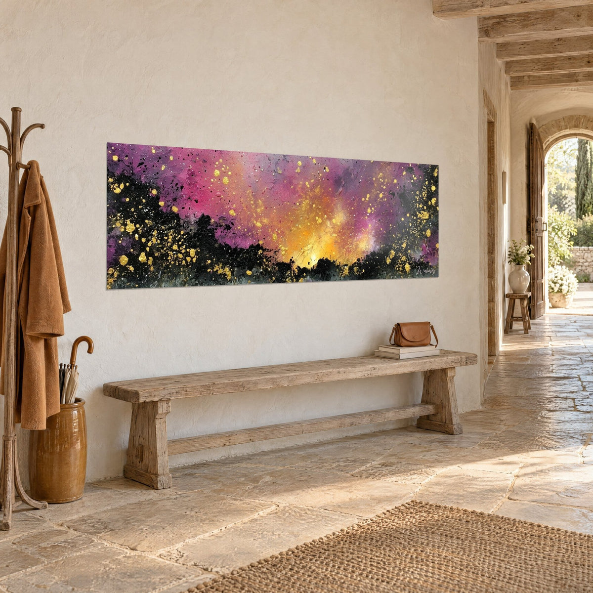 Quadro cielo cosmico in rosa e porpora, sagome nere di alberi punteggiate di macchie dorate, panca in legno e muri in pietra