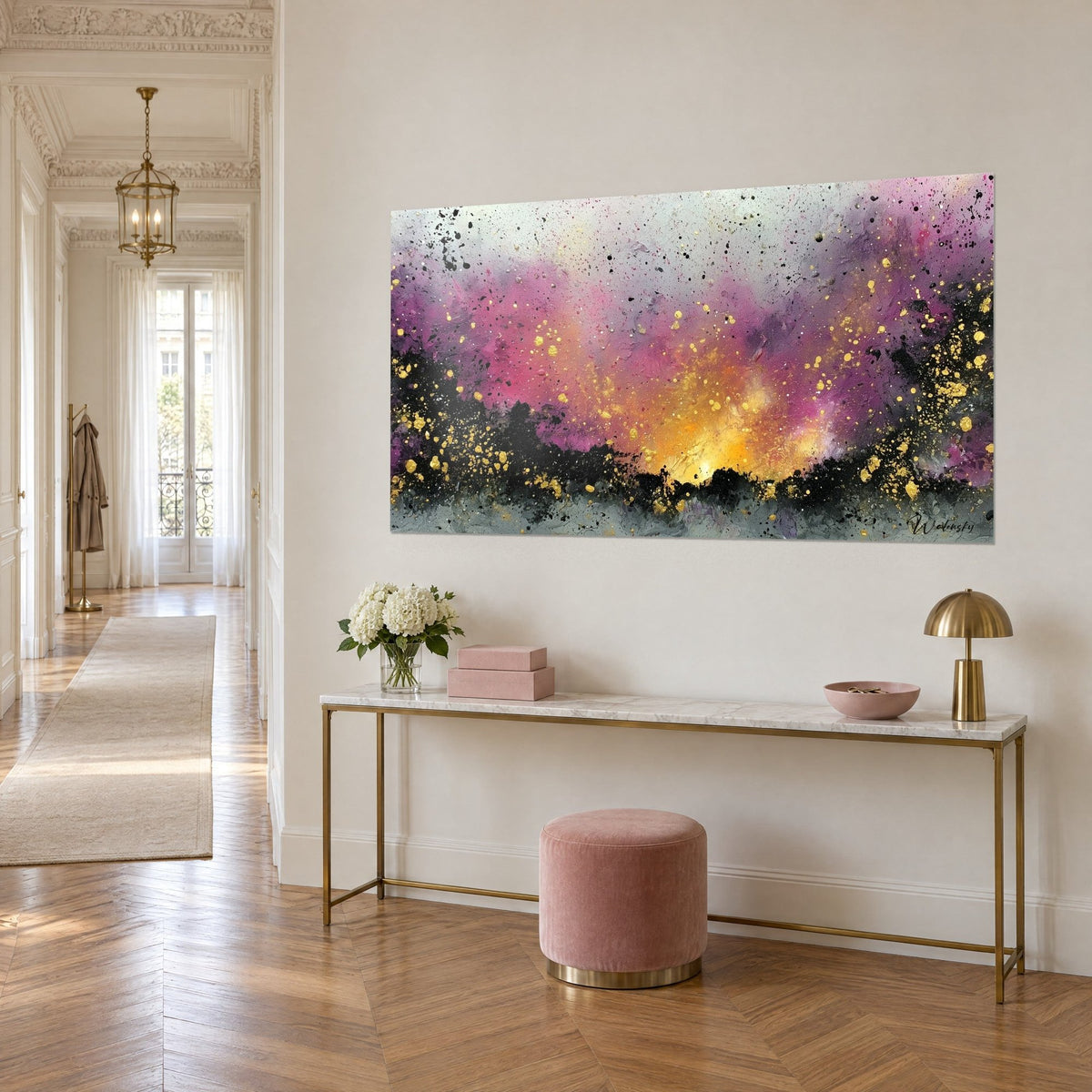 Gemälde fuchsiafarbene Nebelwolke, von Gold durchglüht, schwarze Silhouetten unten, cremefarbene Wand eines Haussmann-Flurs