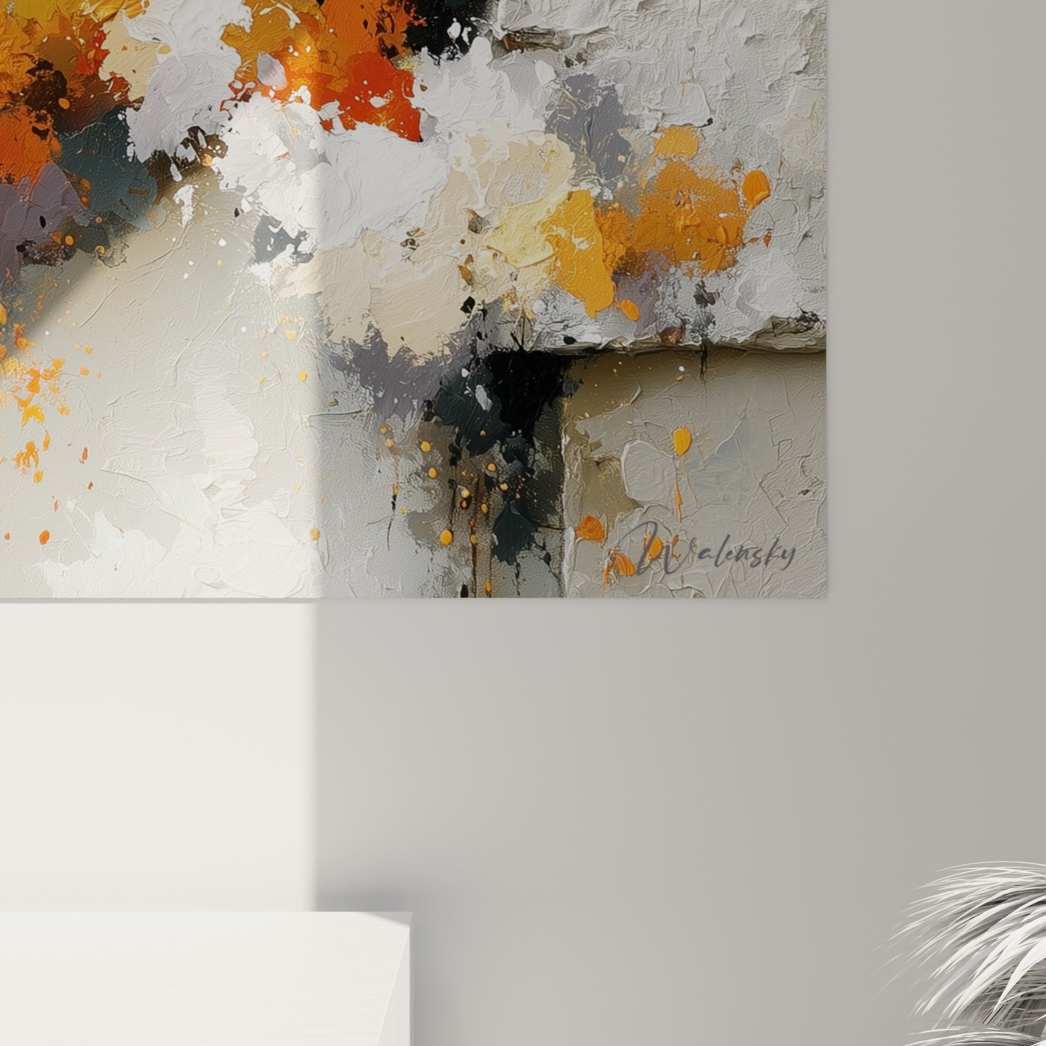 Empâtements blancs et coulures orange visibles de près sur cette peinture abstraite texturée