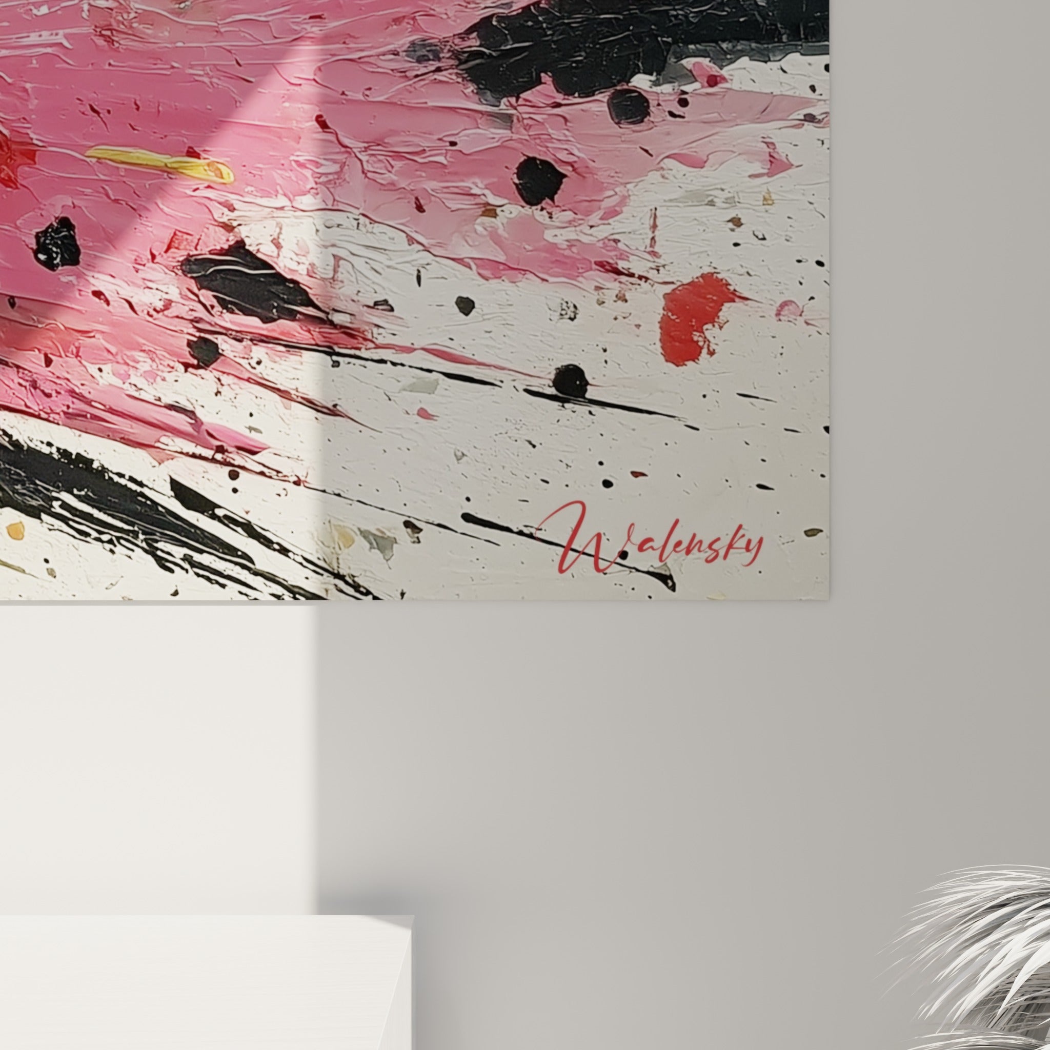 Empâtements épais de peinture dorée et olive au cœur de la toile, entourés de coulures rose fuchsia et noires texturées
