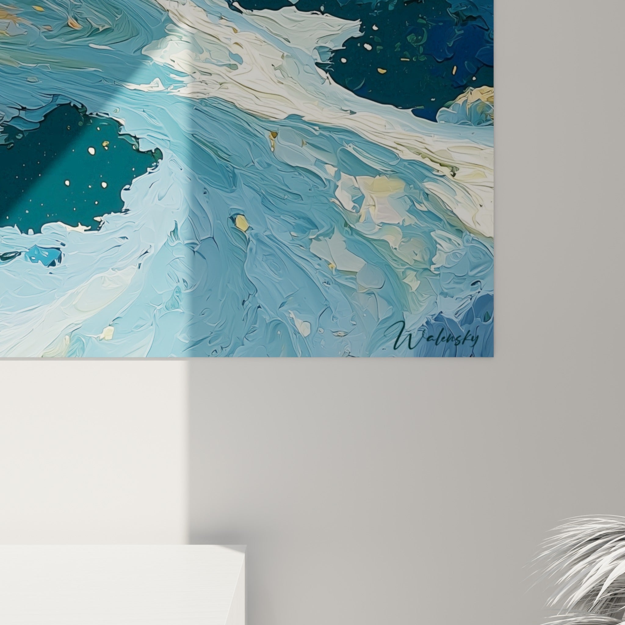 Empâtements épais mêlant bleu ciel, doré et blanc écumeux visibles de près sur la toile accrochée