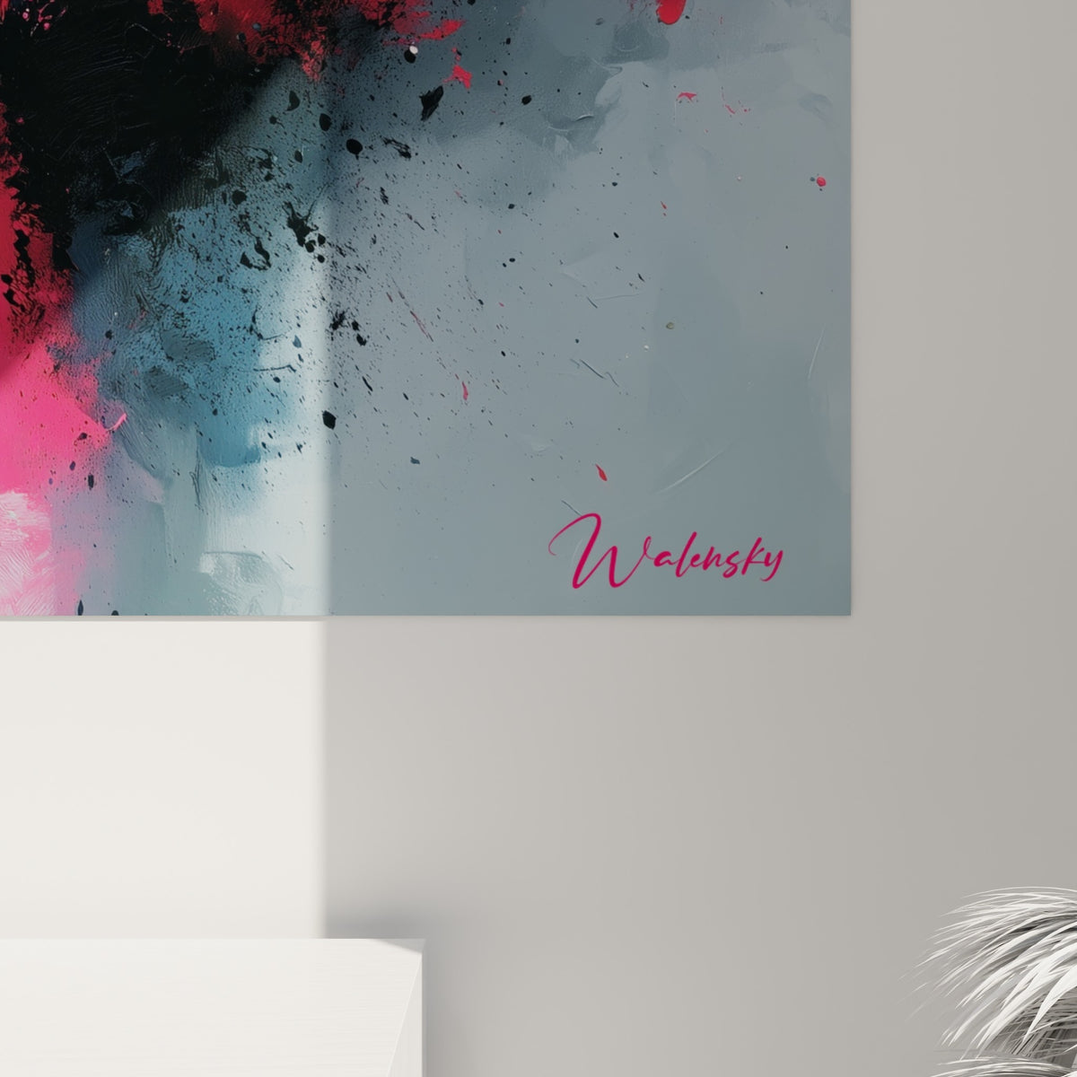 Empâtements de peinture rose fuchsia et jaune vif se mêlant aux éclaboussures noires en gros plan sur toile