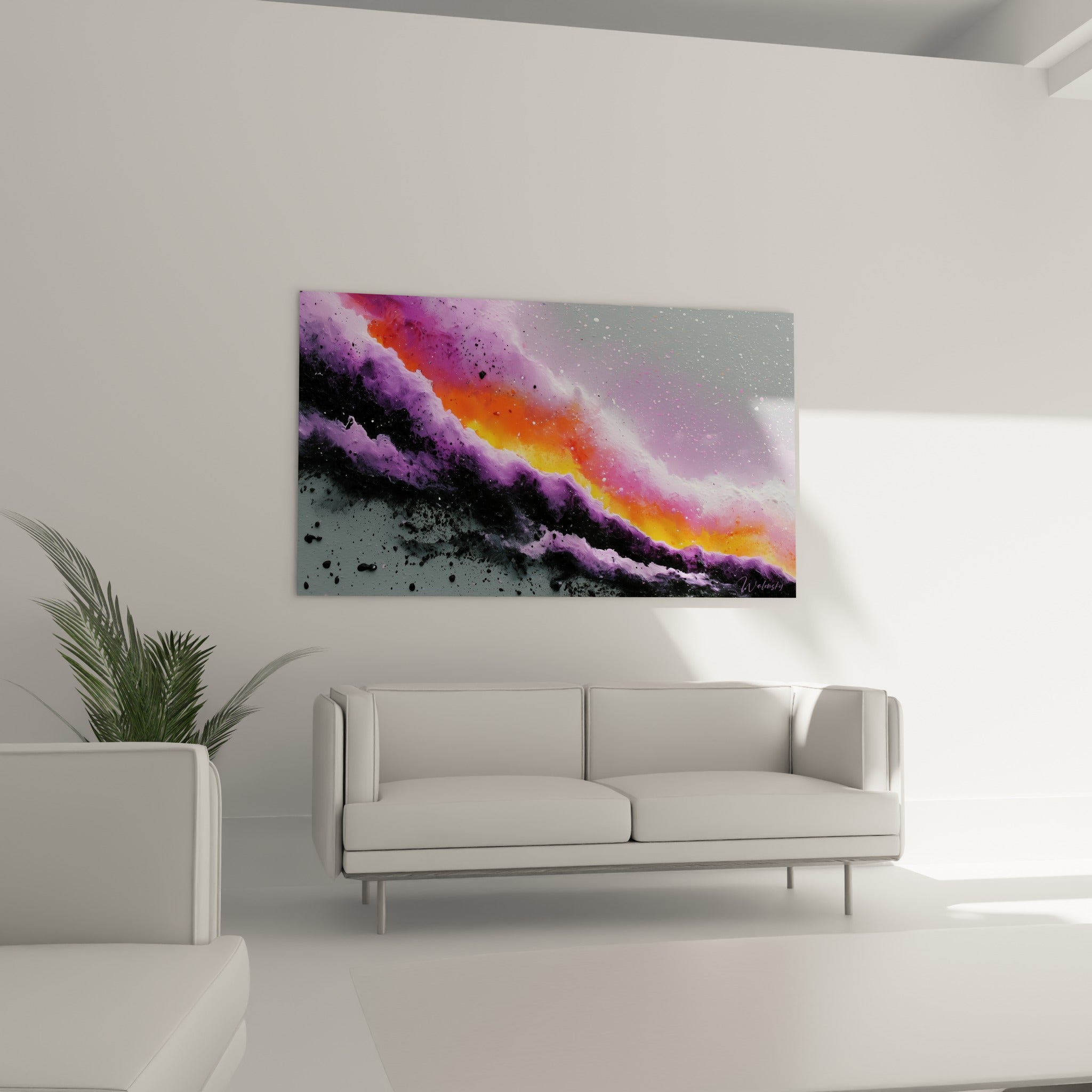 Explosion chromatique violette et dorée sur fond gris, disposée au-dessus d'un canapé dans un salon lumineux