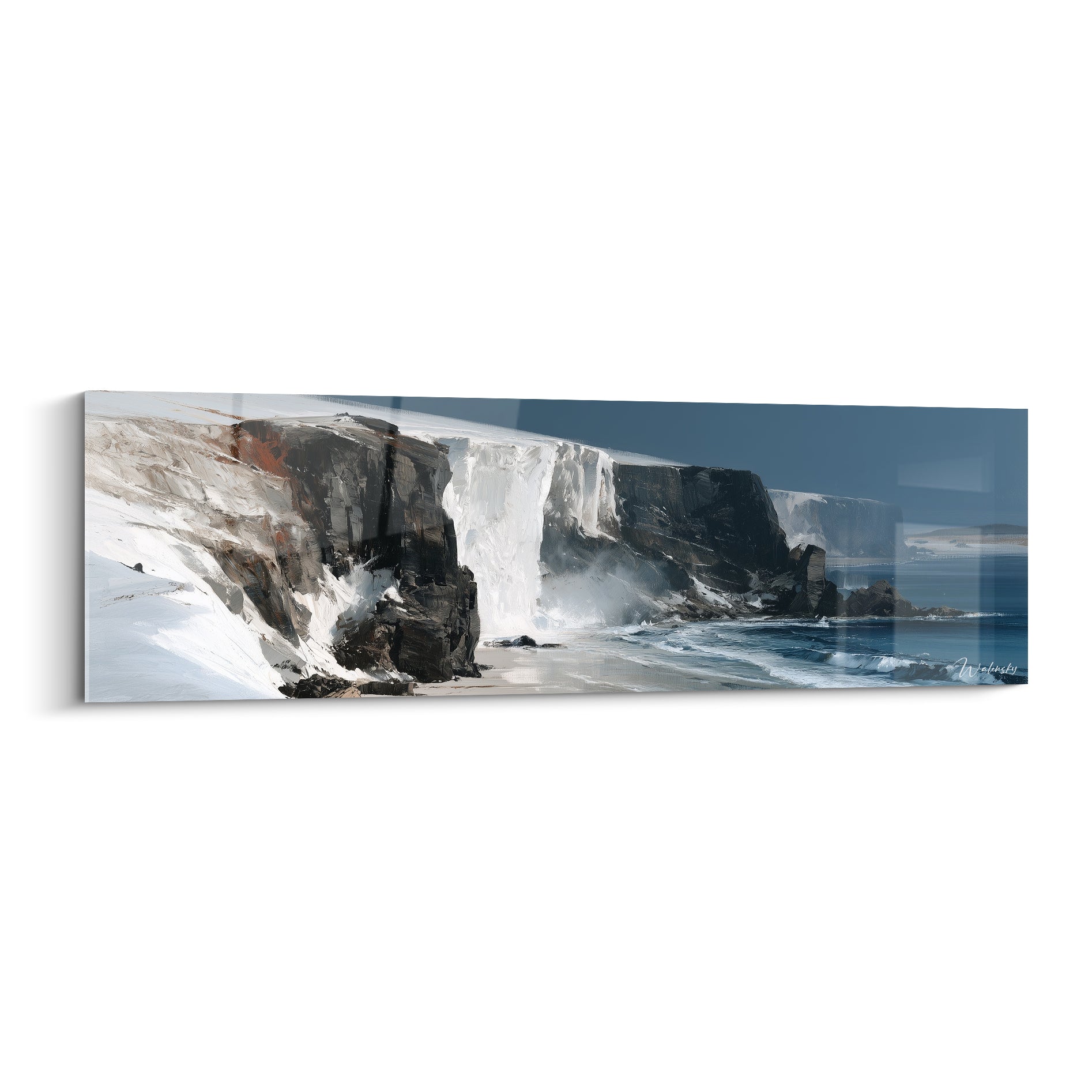 Falaises anthracite et neige blanche dominant une mer bleu marine agitée