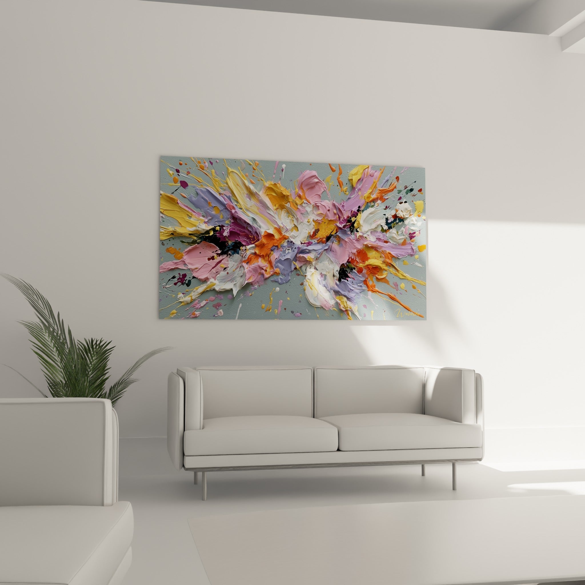 Composition florale orangée et blanche aux reliefs marqués suspendue au-dessus d'un canapé dans un salon lumineux