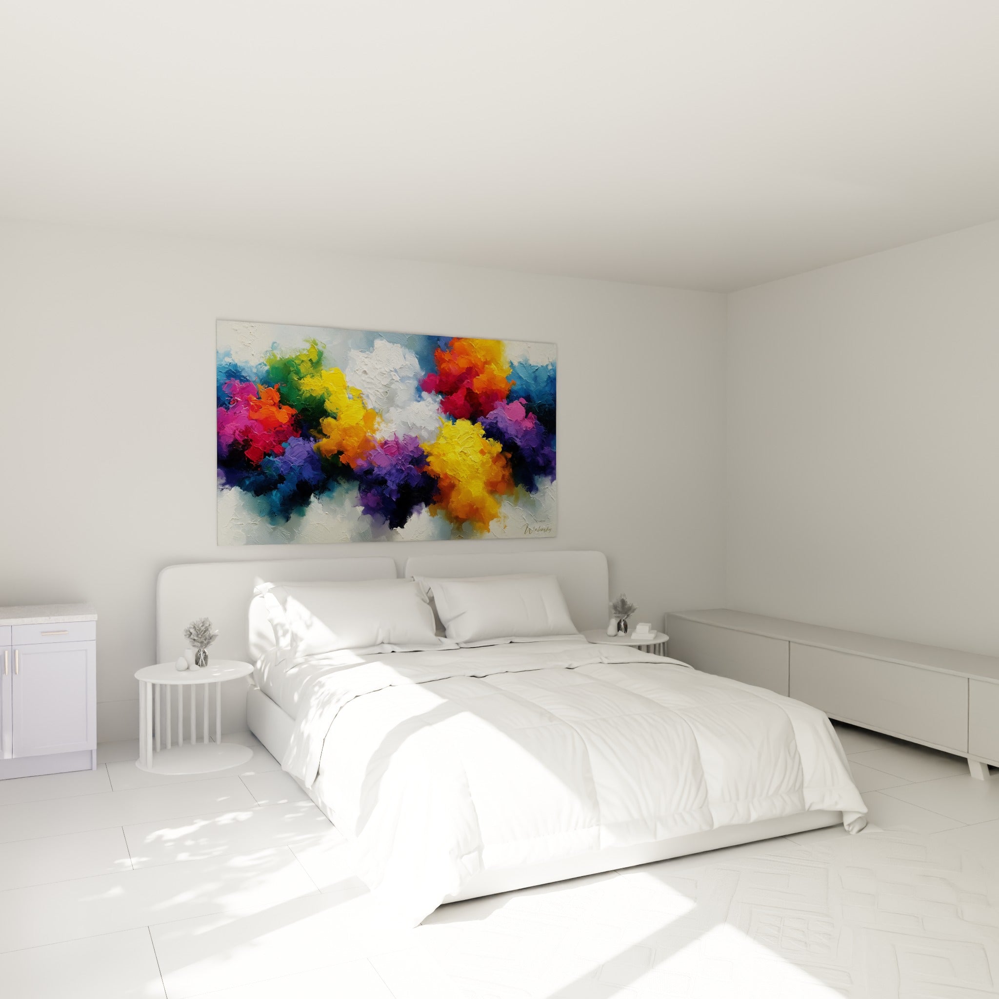 Fleurs abstraites jaune safran et bleu marine peintes en relief, accrochées au-dessus d'un lit dans une chambre claire