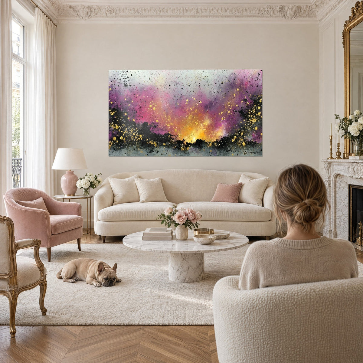 Gemälde Lichtexplosion in Violett und Gold, schwarze Spritzer, über einem Sofa in einem hellen Wohnzimmer