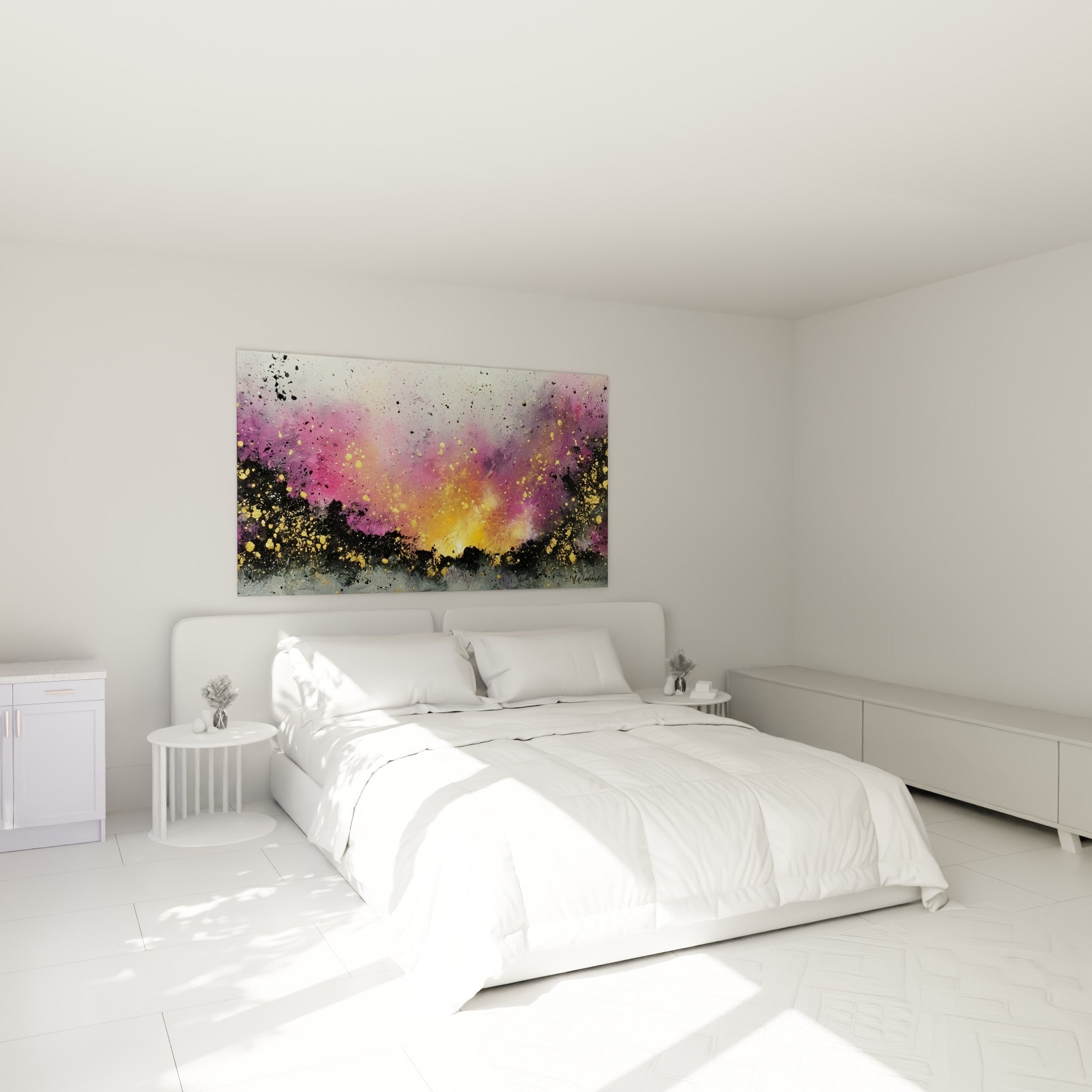 Nuances magenta et or d'une explosion picturale accrochée au-dessus d'un lit dans une chambre claire