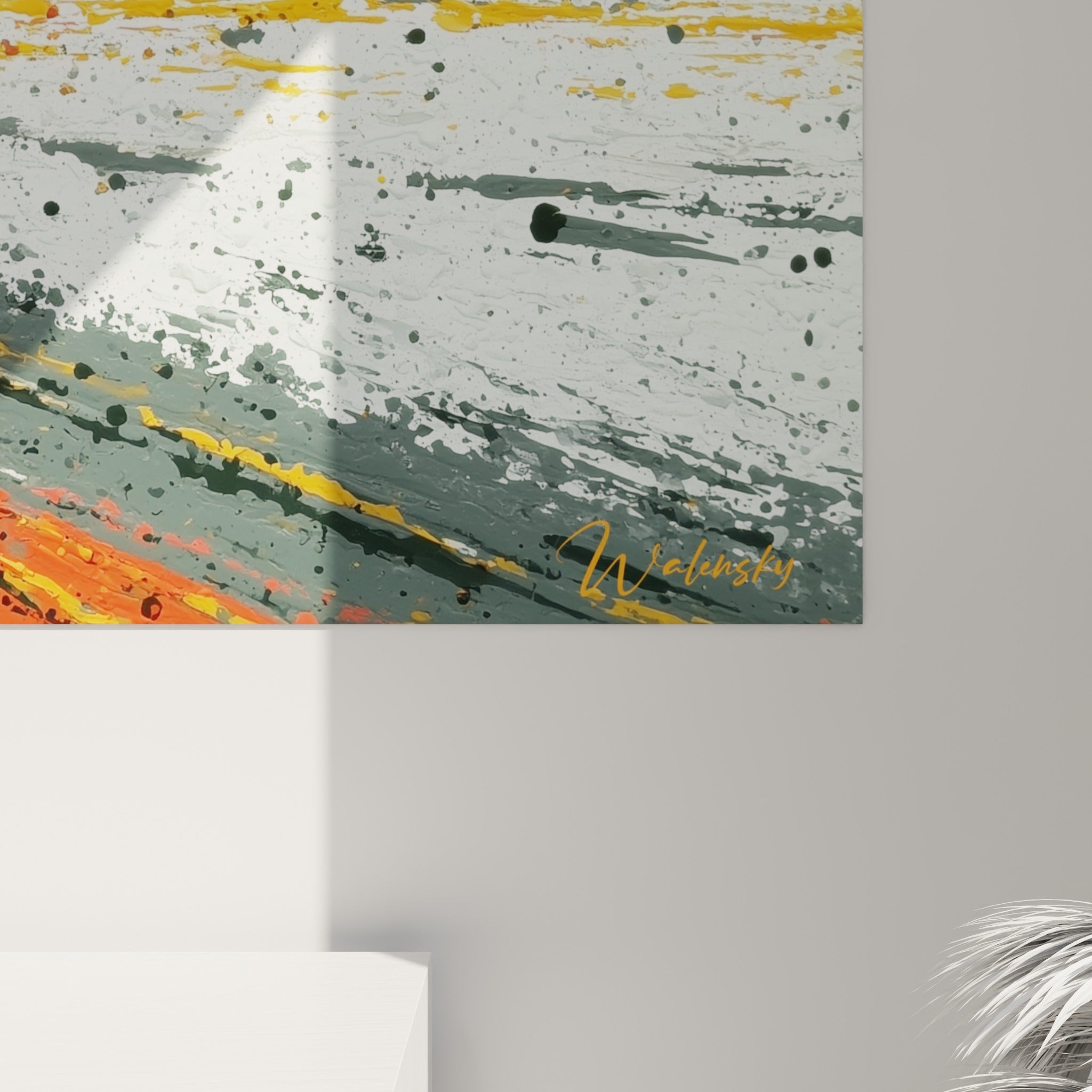 Empâtements orange et rouges se mêlant au gris anthracite, matière éclaboussée visible en gros plan sur la toile