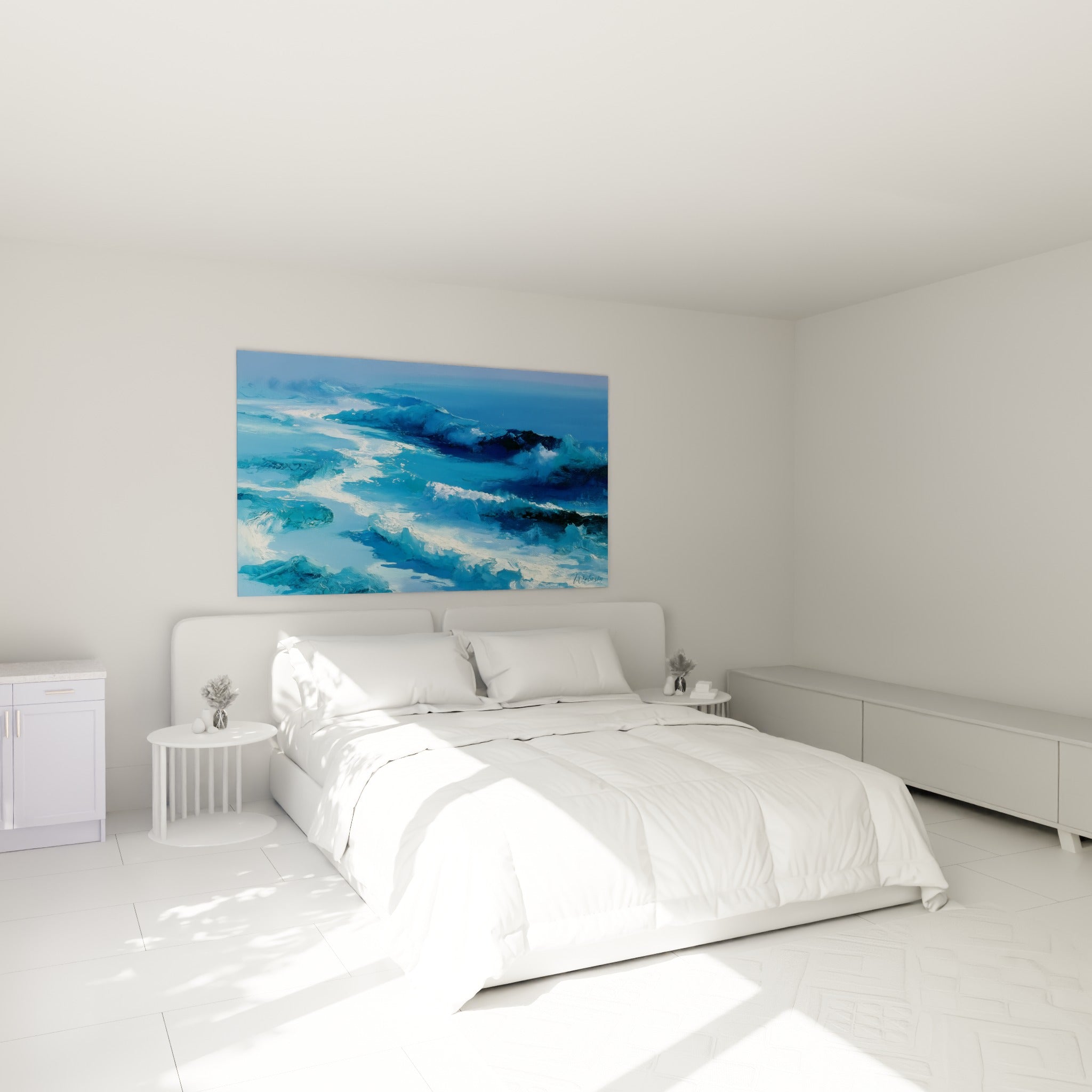 Mer bleu turquoise et écume blanche sculptée en relief, accrochée au-dessus d'un lit dans une chambre claire