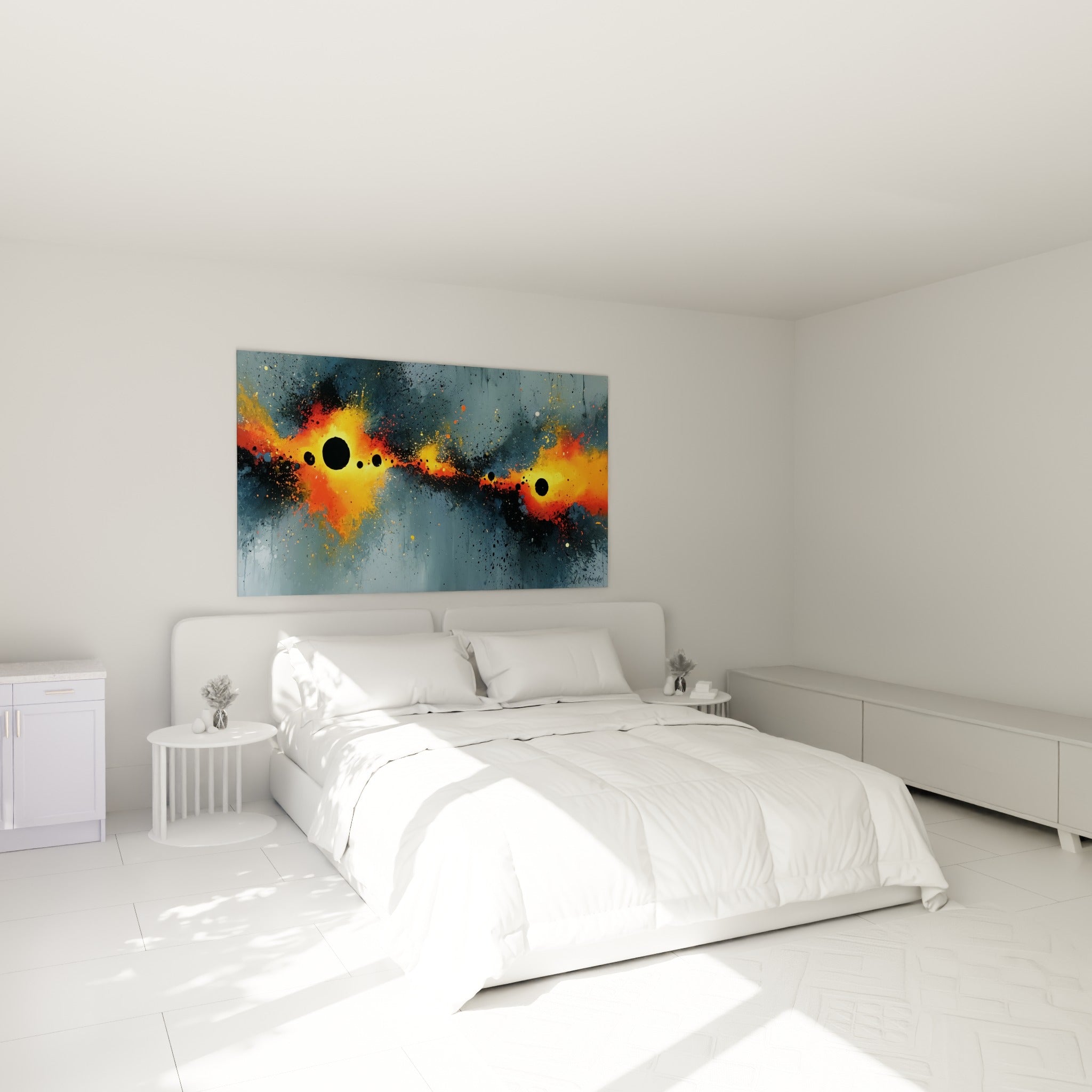 Éclats orange et bleu ardoise de ce tableau abstrait, accroché au-dessus d'un lit dans une chambre claire