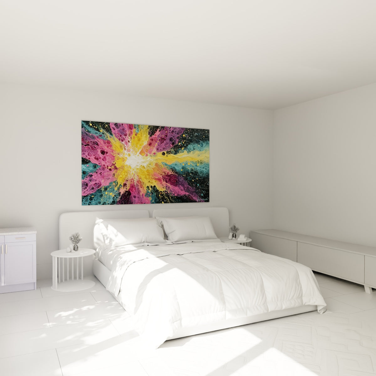 Nébuleuse dorée et rose fuchsia en pleine expansion, au-dessus d'un lit dans une chambre claire
