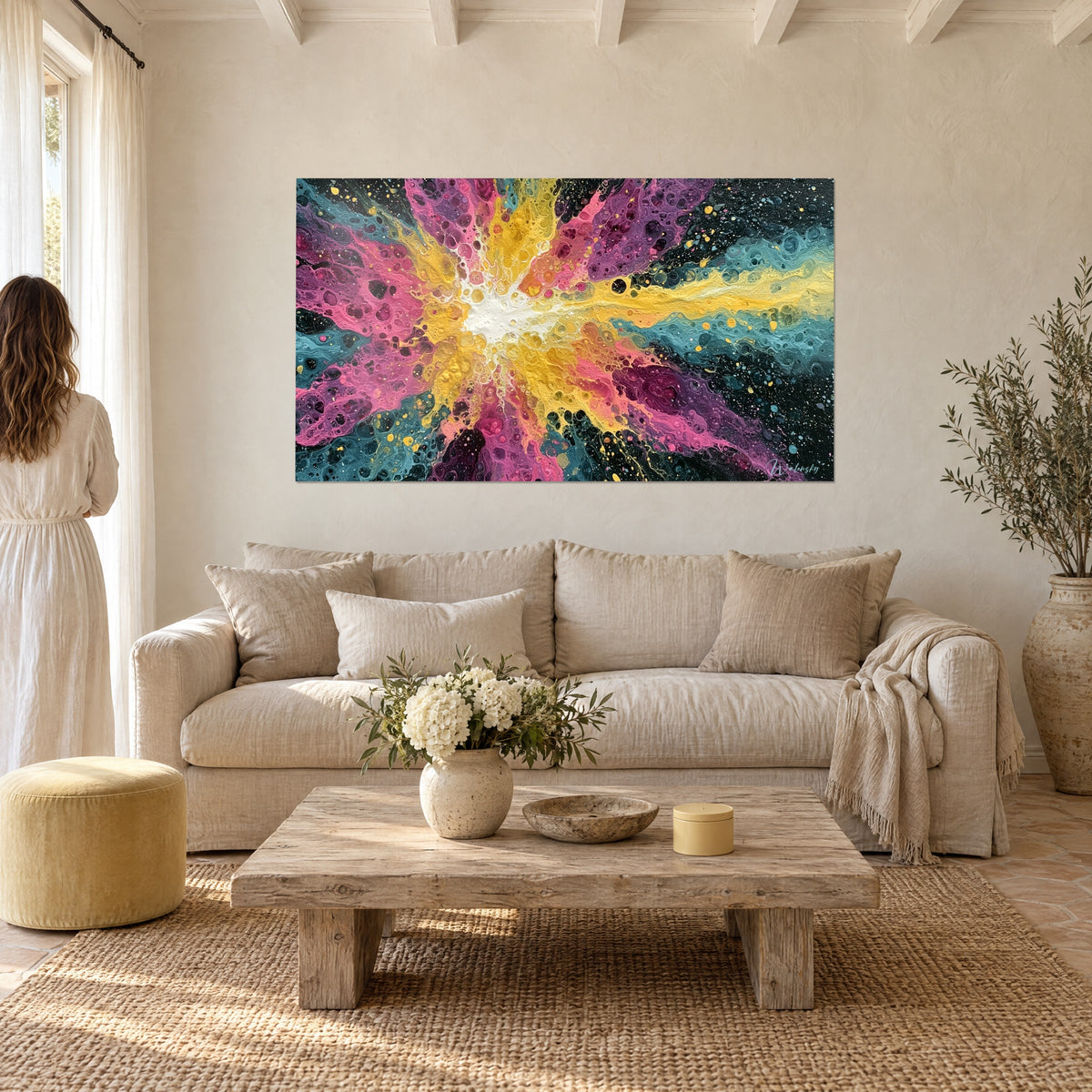 Gemälde kosmische Explosion in Rosa und Gelb, strahlend weißes Herz auf sternenübersätem schwarzem Grund, über einem Sofa in einem hellen Wohnzimmer