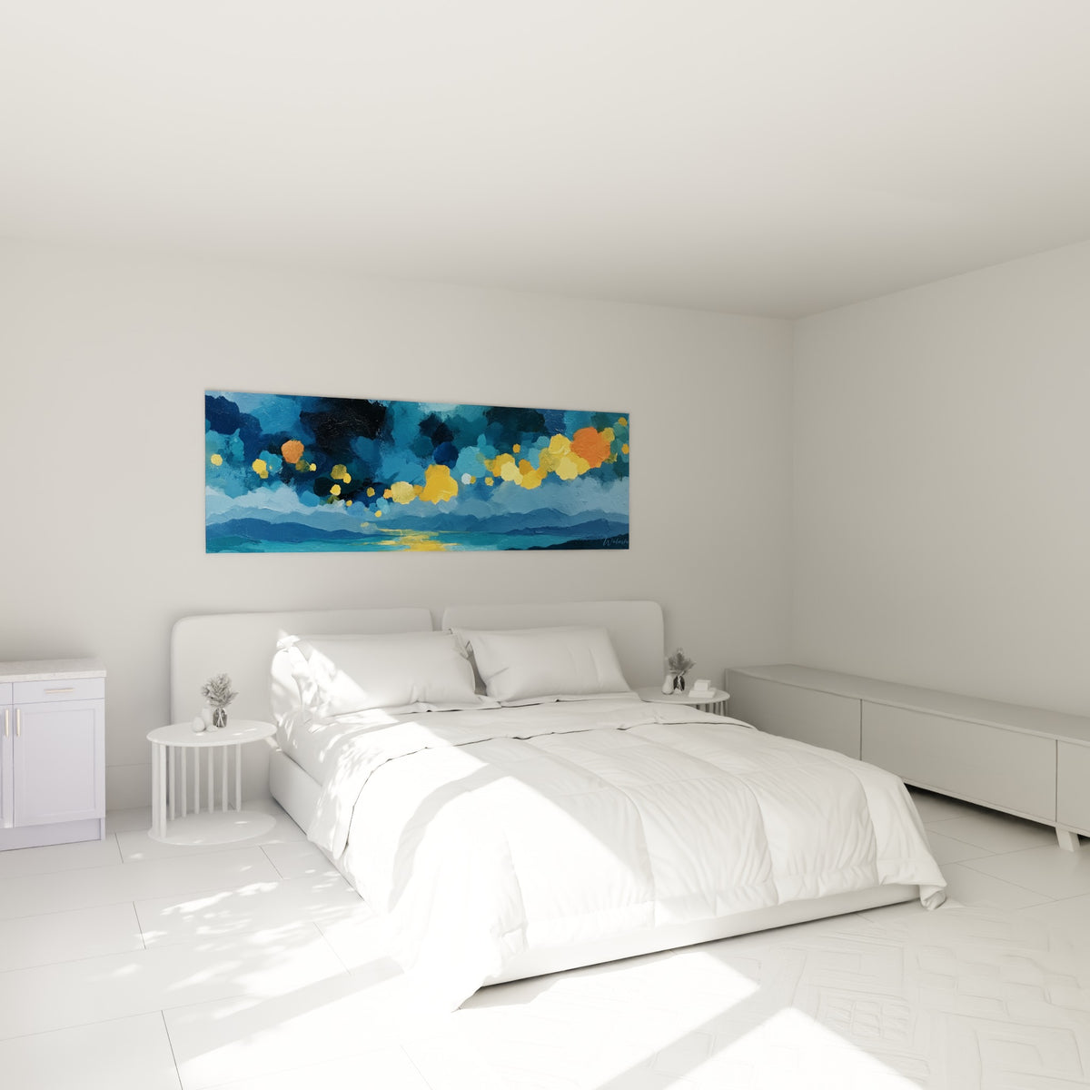 Nuée dorée et bleu pétrole traversant un ciel peint, accrochée au-dessus d'un lit dans une chambre claire