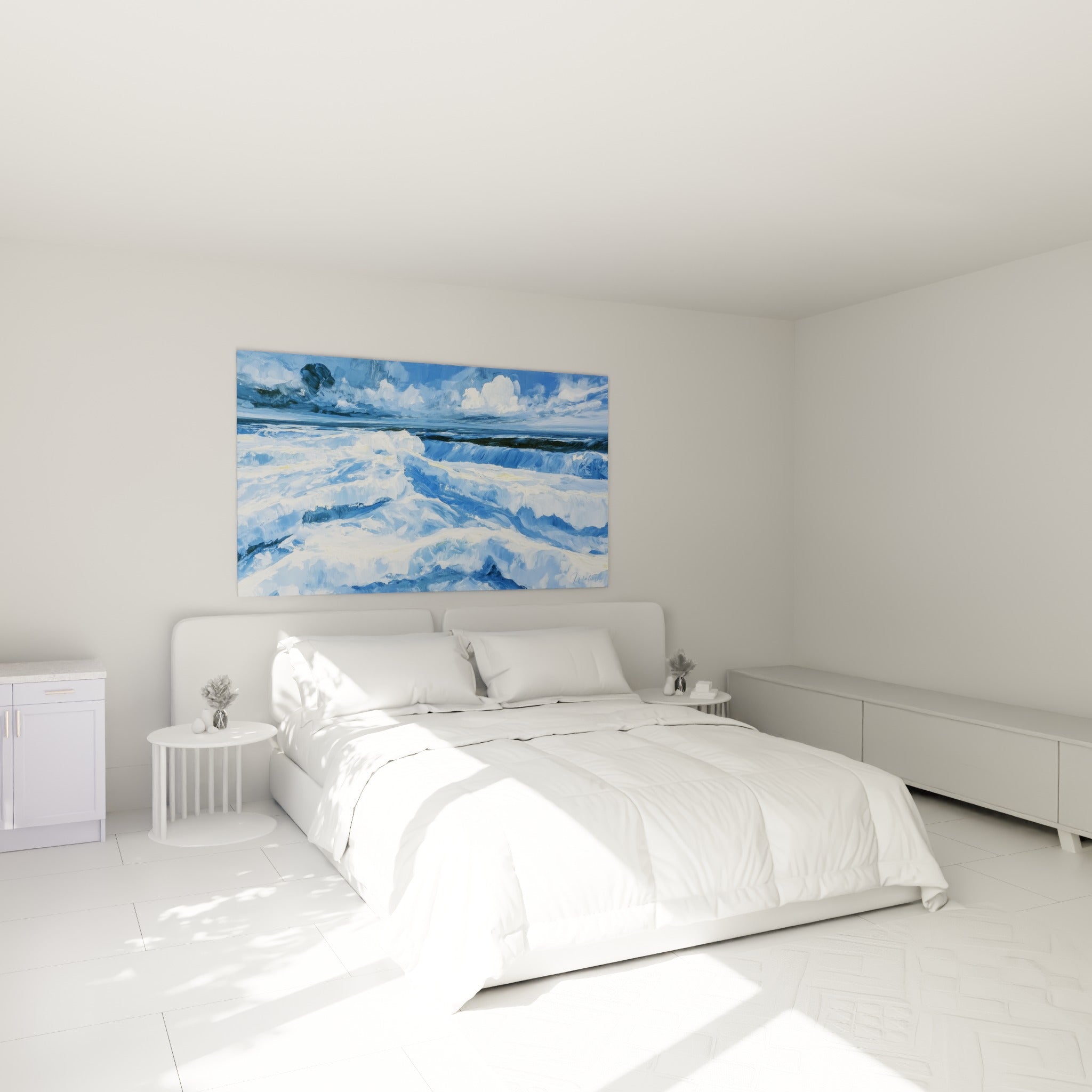 Océan tumultueux en bleu et blanc écumeux accroché au-dessus d'un lit dans une chambre claire