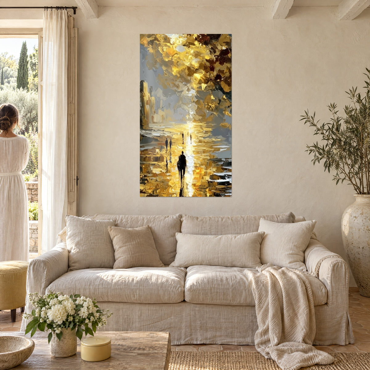 Tableau silhouettes noires marchant sur un reflet doré, ciel gris, au-dessus d'un canapé dans un salon lumineux