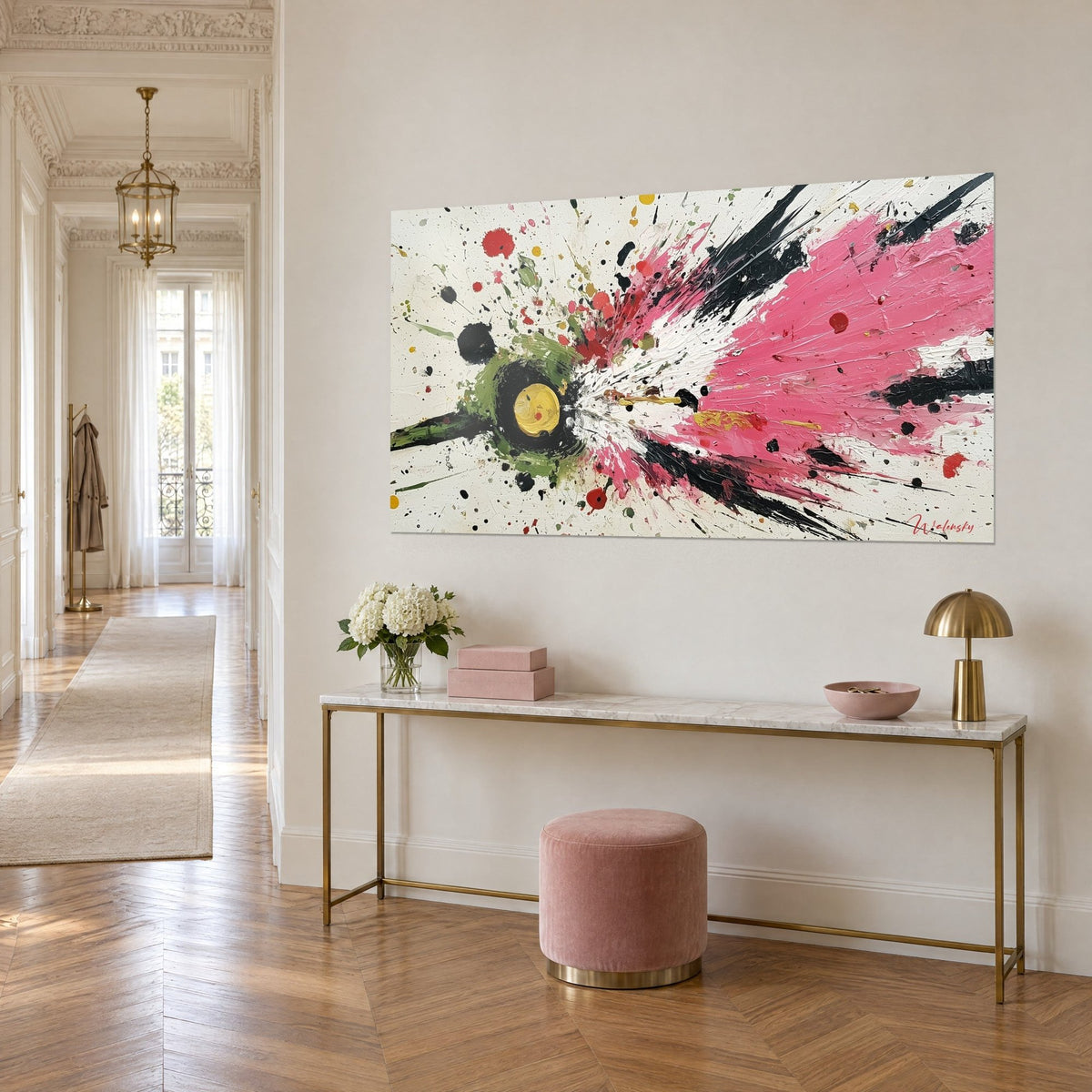 Quadro schizzi di vernice rosa e neri che sprizzano da un disco giallo, tratti verde oliva a sinistra, sopra una consolle dorata in un ingresso in stile haussmanniano