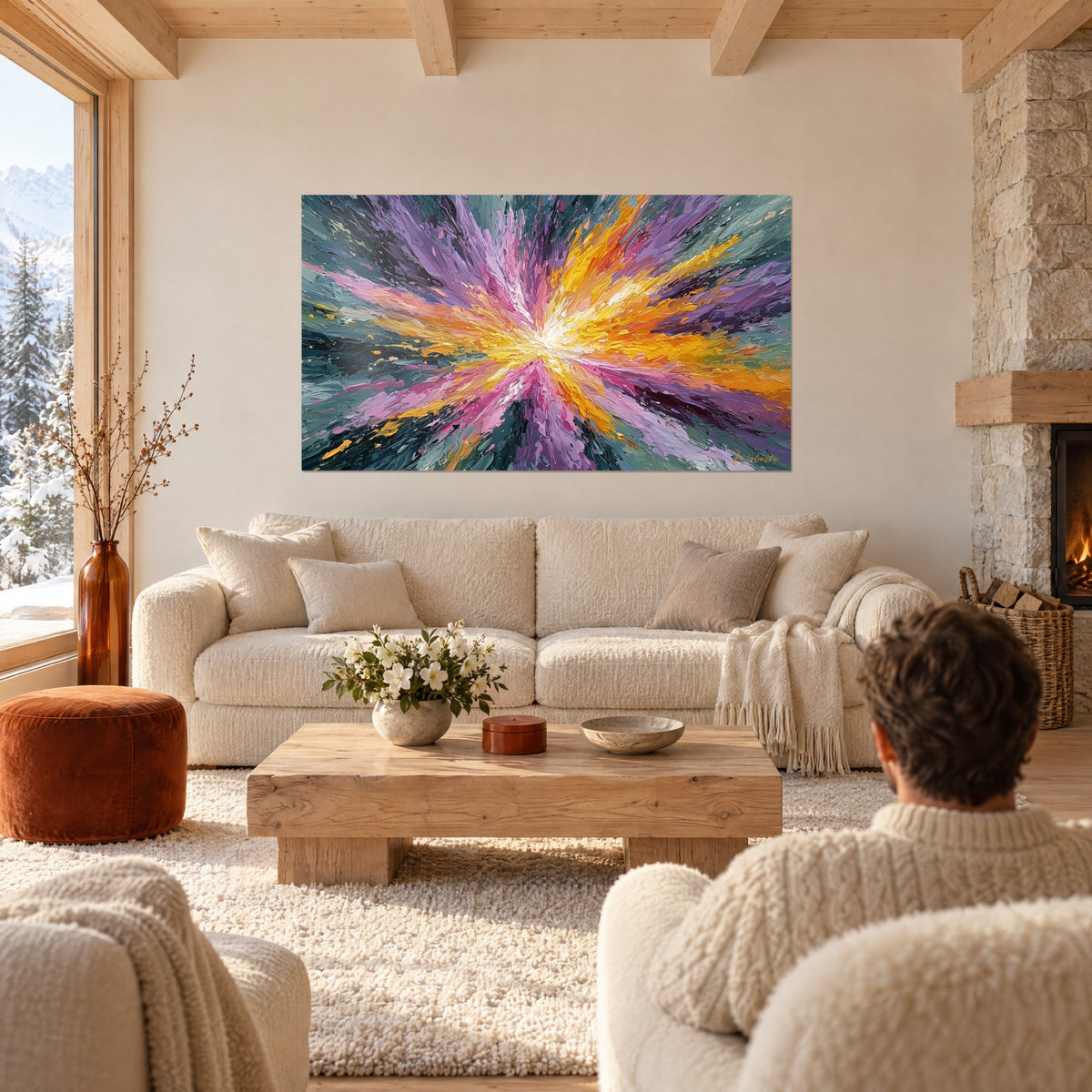 Tableau explosion de pâte jaune safran et violet au cœur blanc, sur chalet en bois, au-dessus d'un canapé dans un salon lumineux