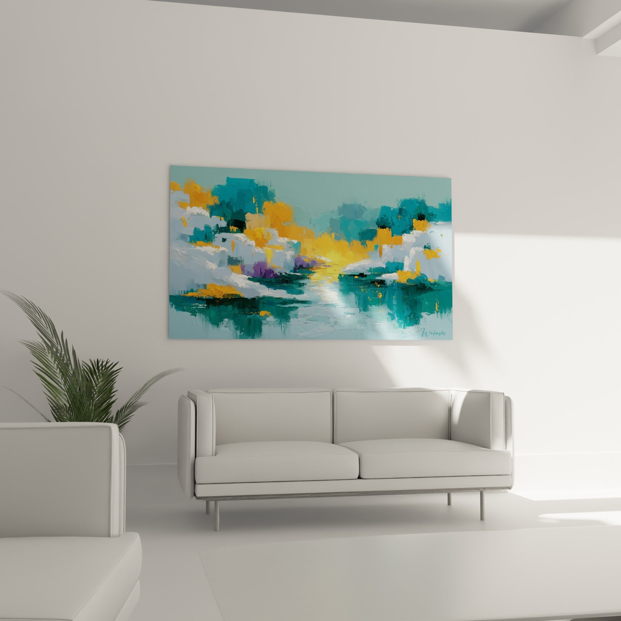 Toile abstraite bleu profond et jaune lumineux au-dessus d'un canapé dans un salon lumineux