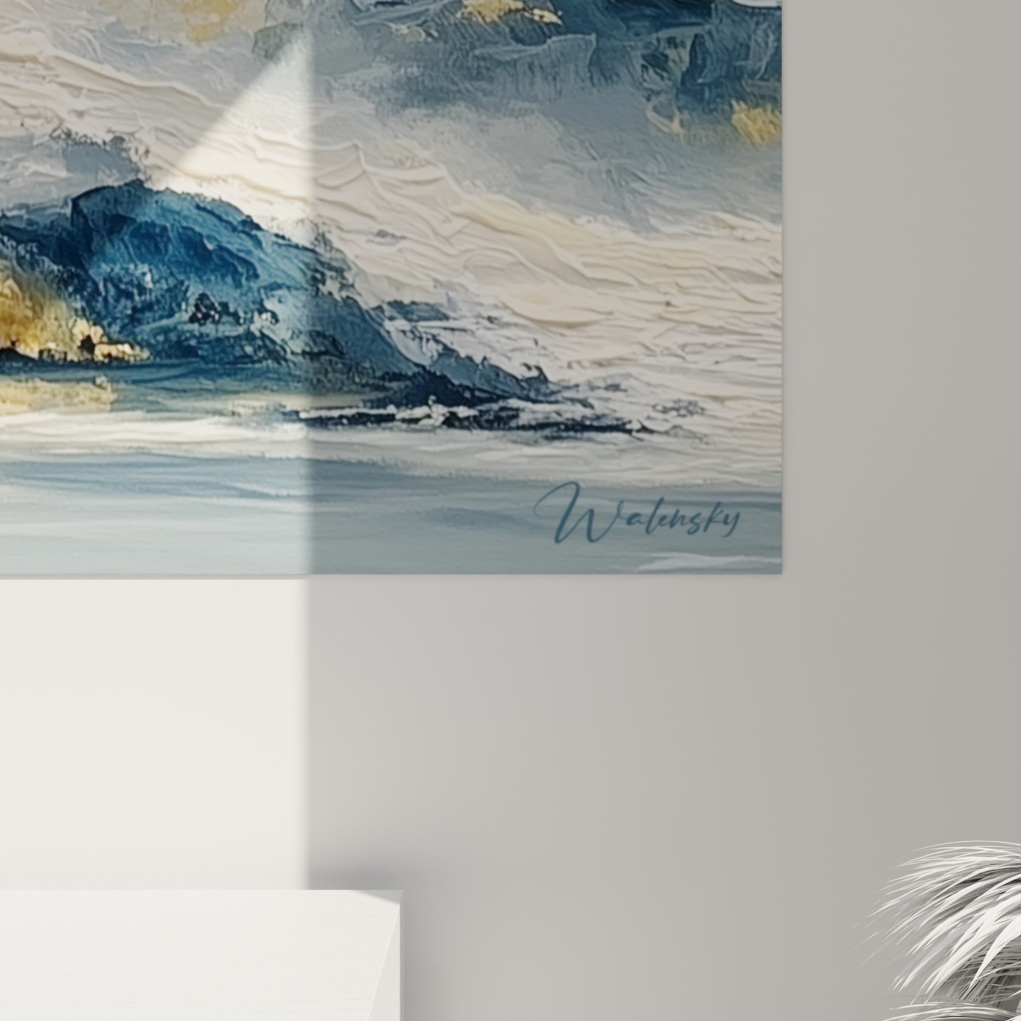 Empâtements épais de bleu marine, blanc crème et doré révélant le relief de la peinture texturée