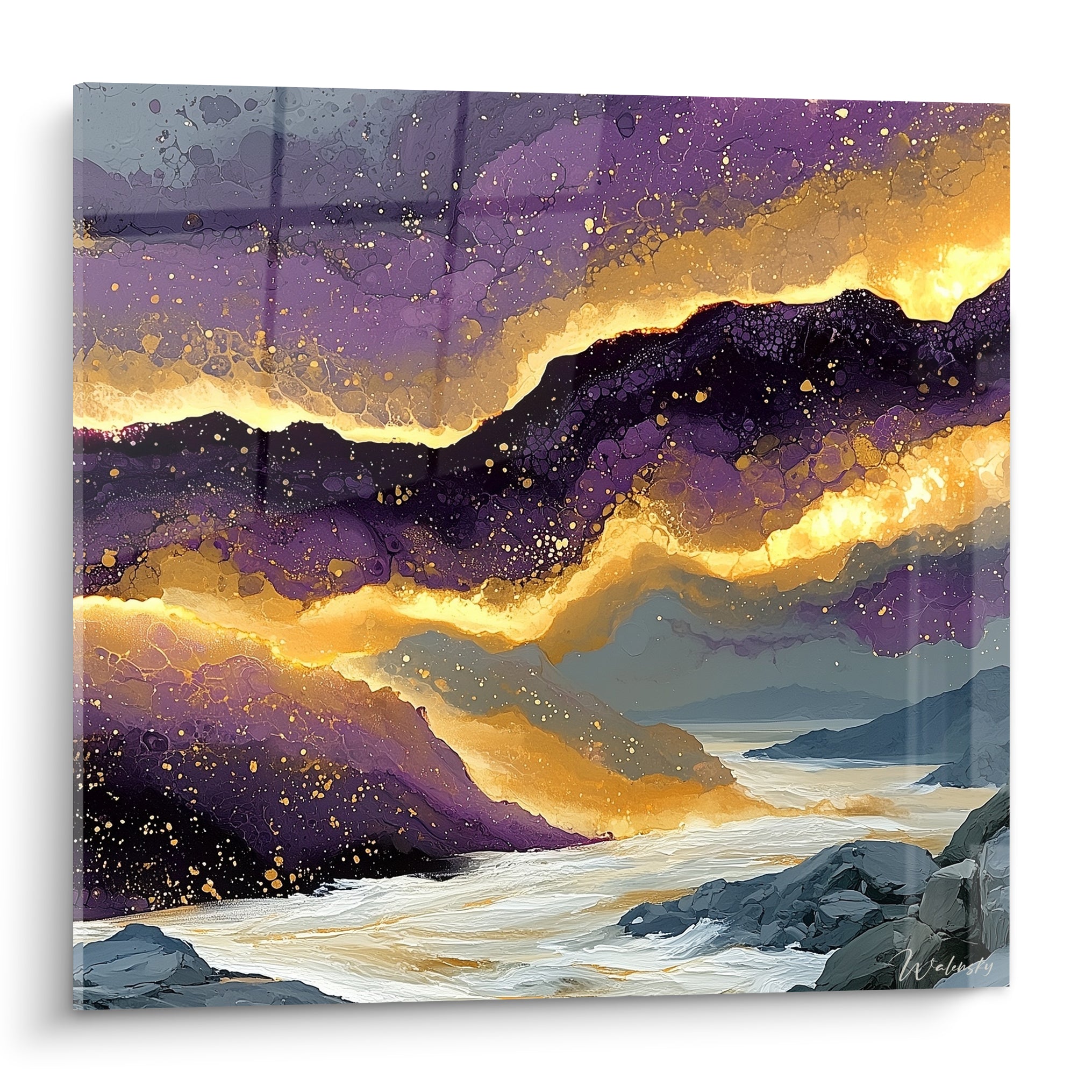 Rivage abstrait violet et doré, vagues d'écume blanche s'échouant sur des rochers anthracite