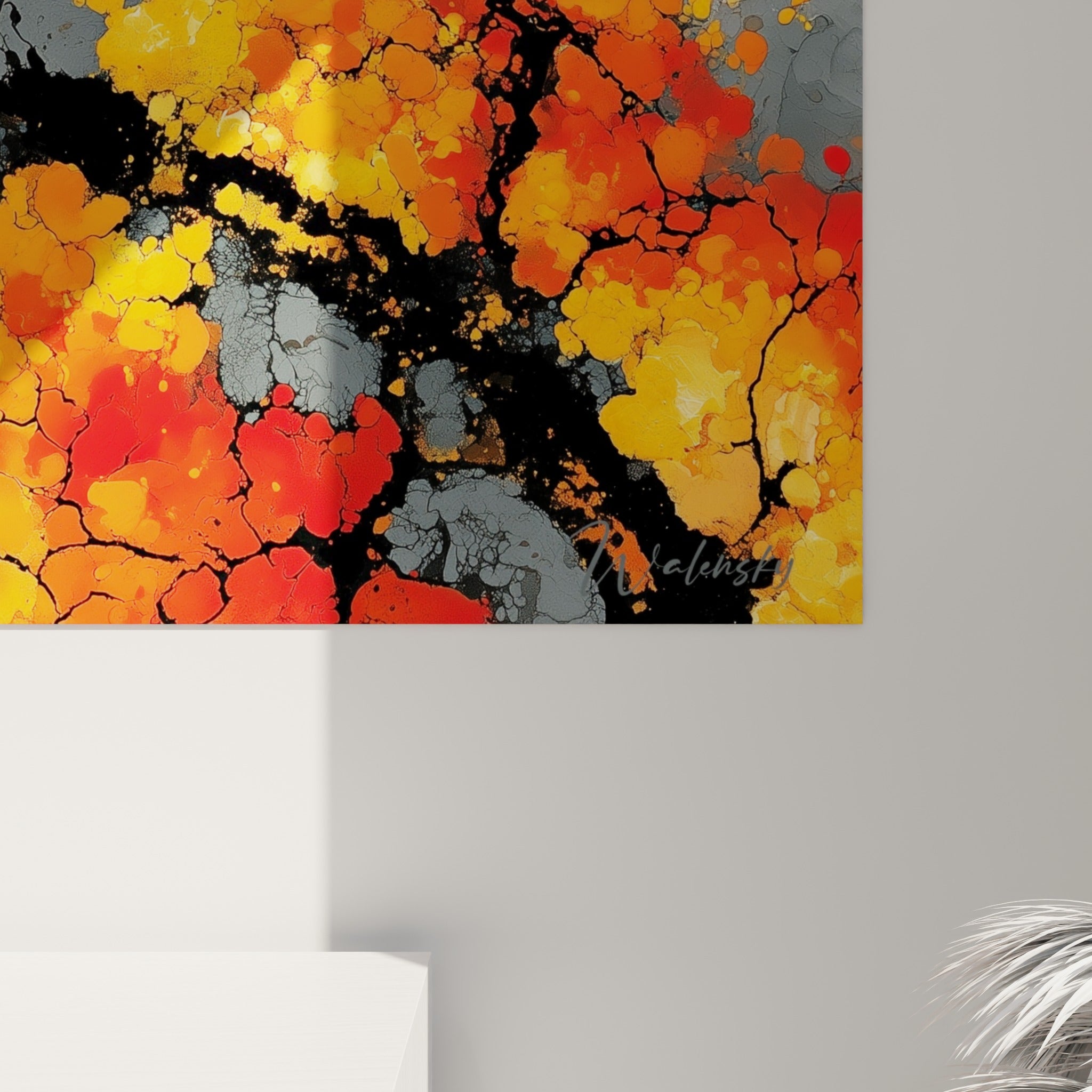 Craquelures noires et grain granuleux du fond gris, éclaboussures orange et rouges en gros plan sur la toile