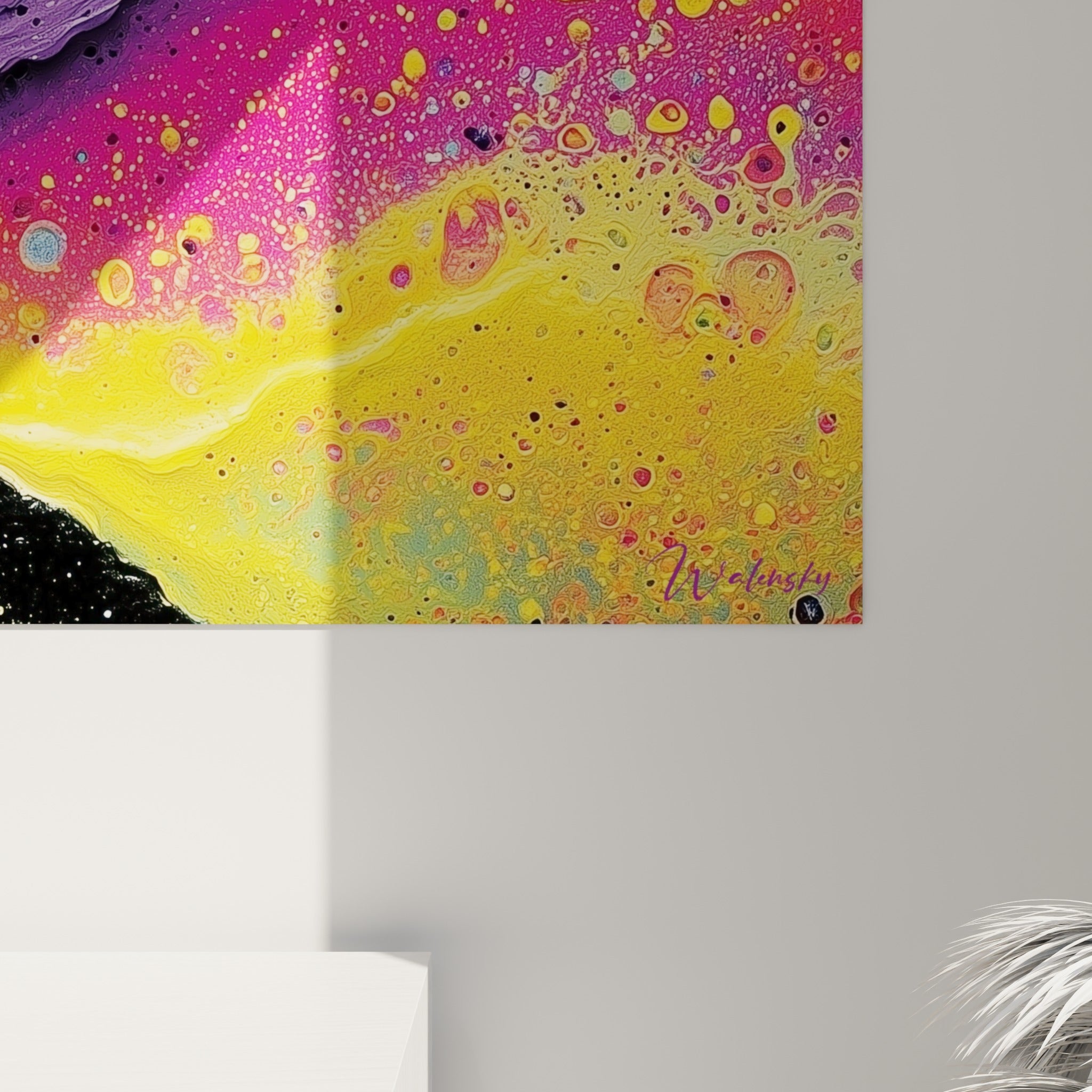 Grain et bulles dorées, coulures roses et turquoise visibles de près sur ce tableau style Peinture abstrait accroché