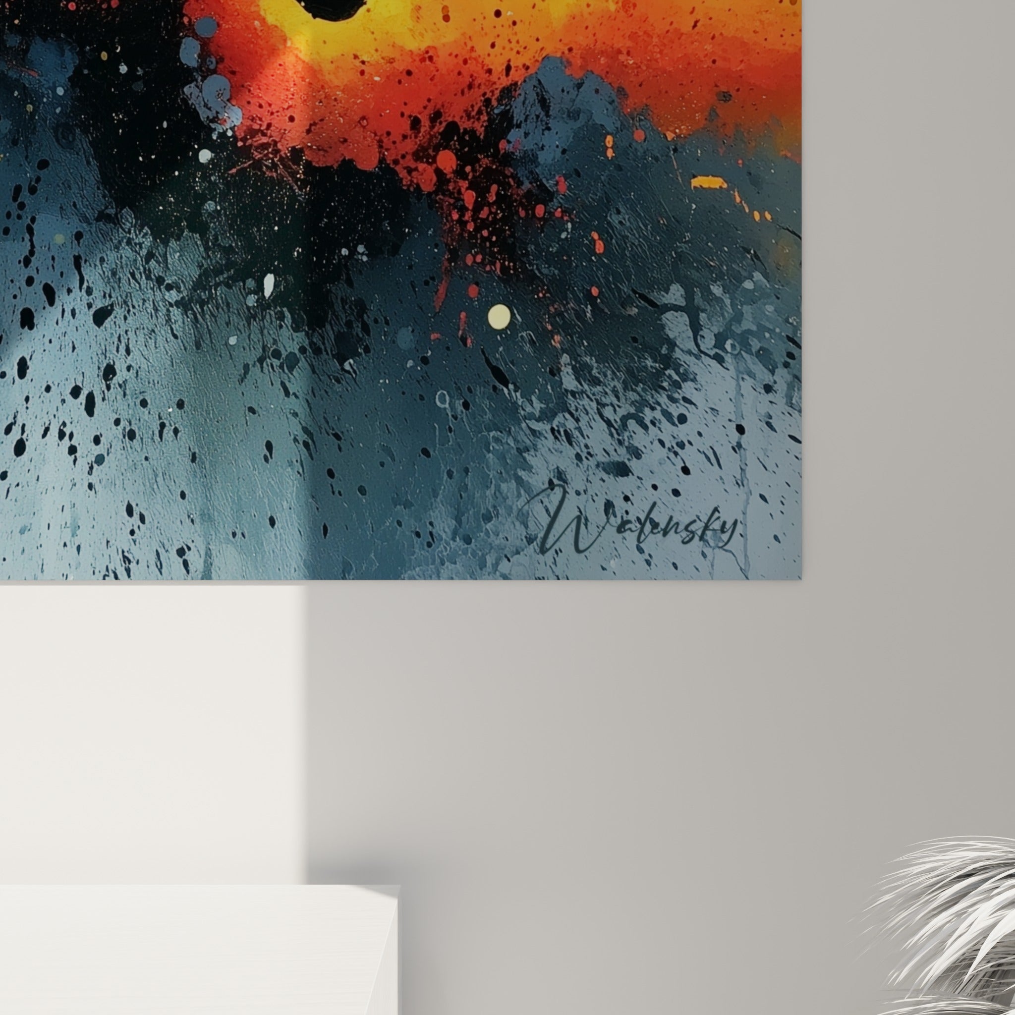 Empâtements noirs et coulures orangées visibles de près sur cette toile abstraite aux textures granuleuses