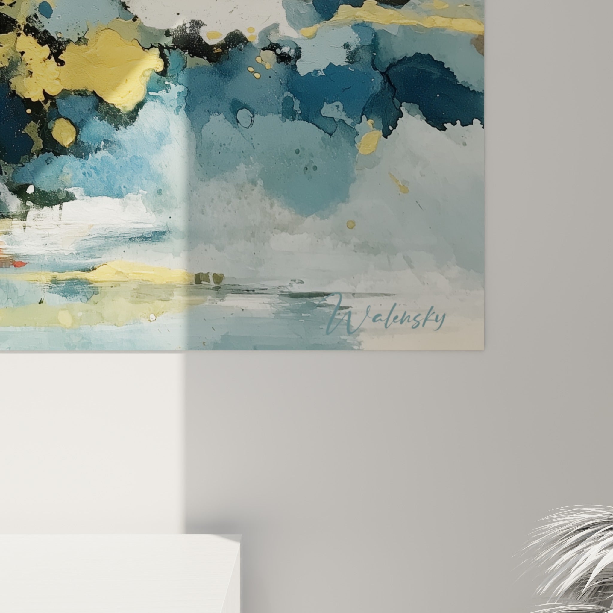 Empâtements dorés et coulures bleu marine se mêlant en gros plan sur la toile texturée