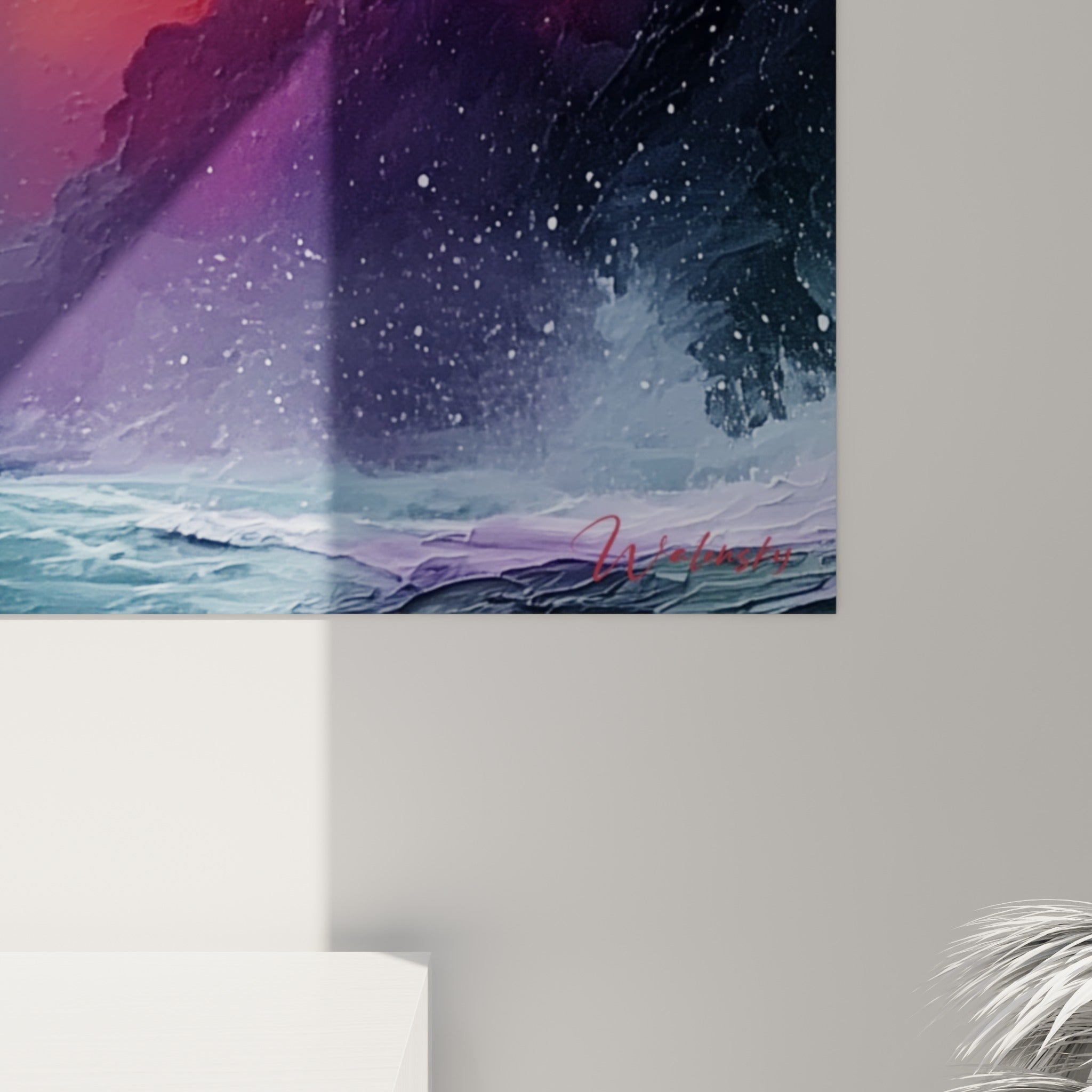Empâtements dorés et coulures violettes visibles en gros plan sur la toile abstraite