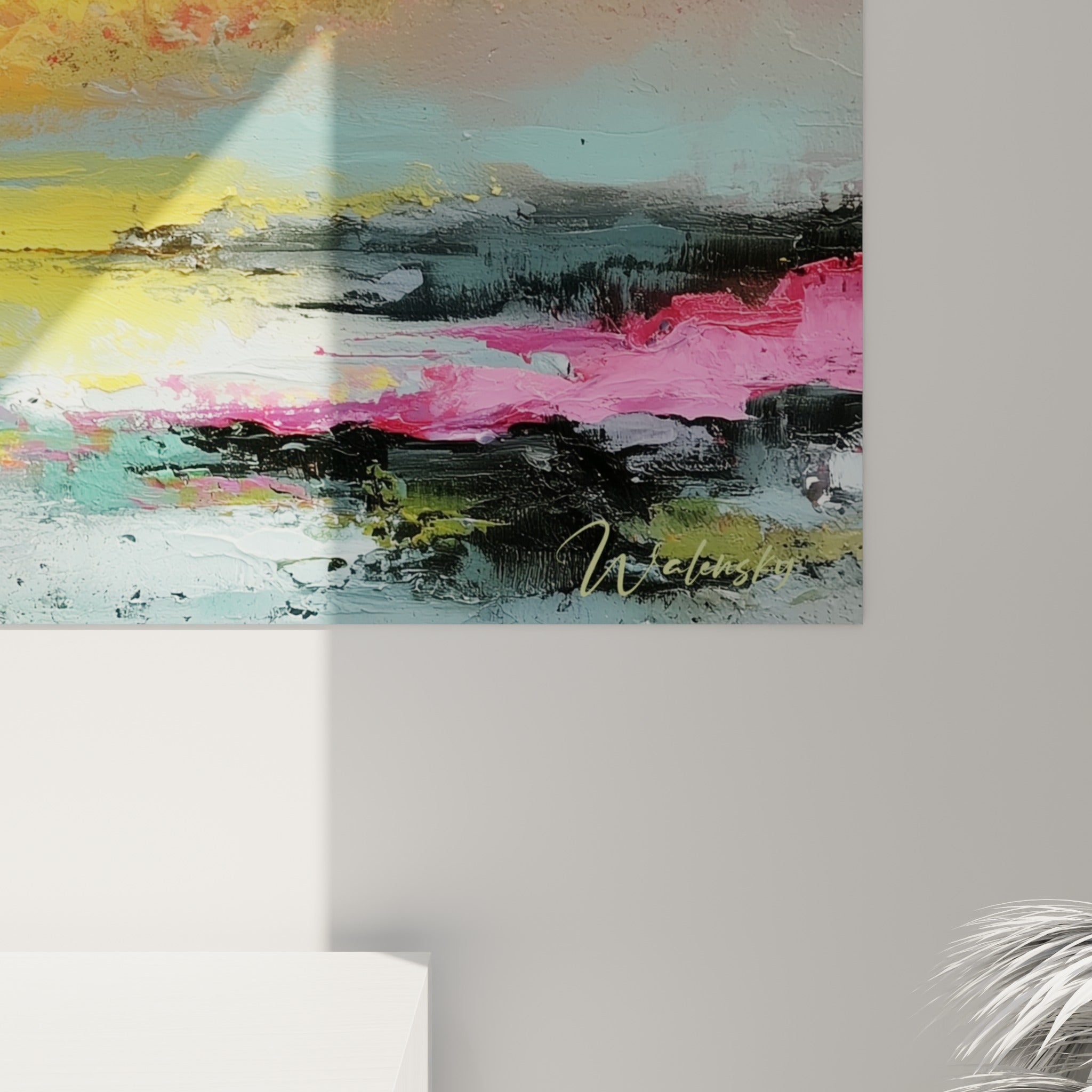 Empâtements jaunes et roses en gros plan, coulures et grain de peinture visibles sur la toile