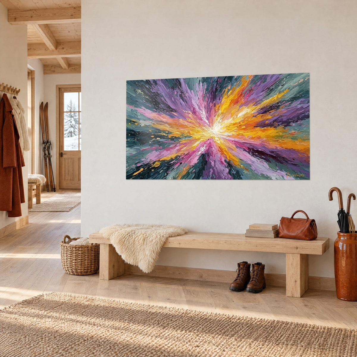 Cuadro con un brillo solar de trazos naranjas y malvas sobre fondo gris verdoso, pared crema de un chalet, banco de madera y abrigo de lana
