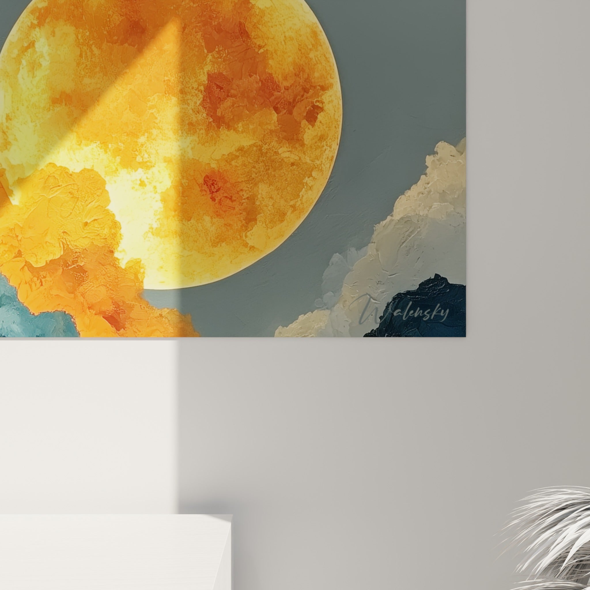 Matière épaisse et coulures orangées se mêlant au bleu profond, grain visible de la toile abstraite